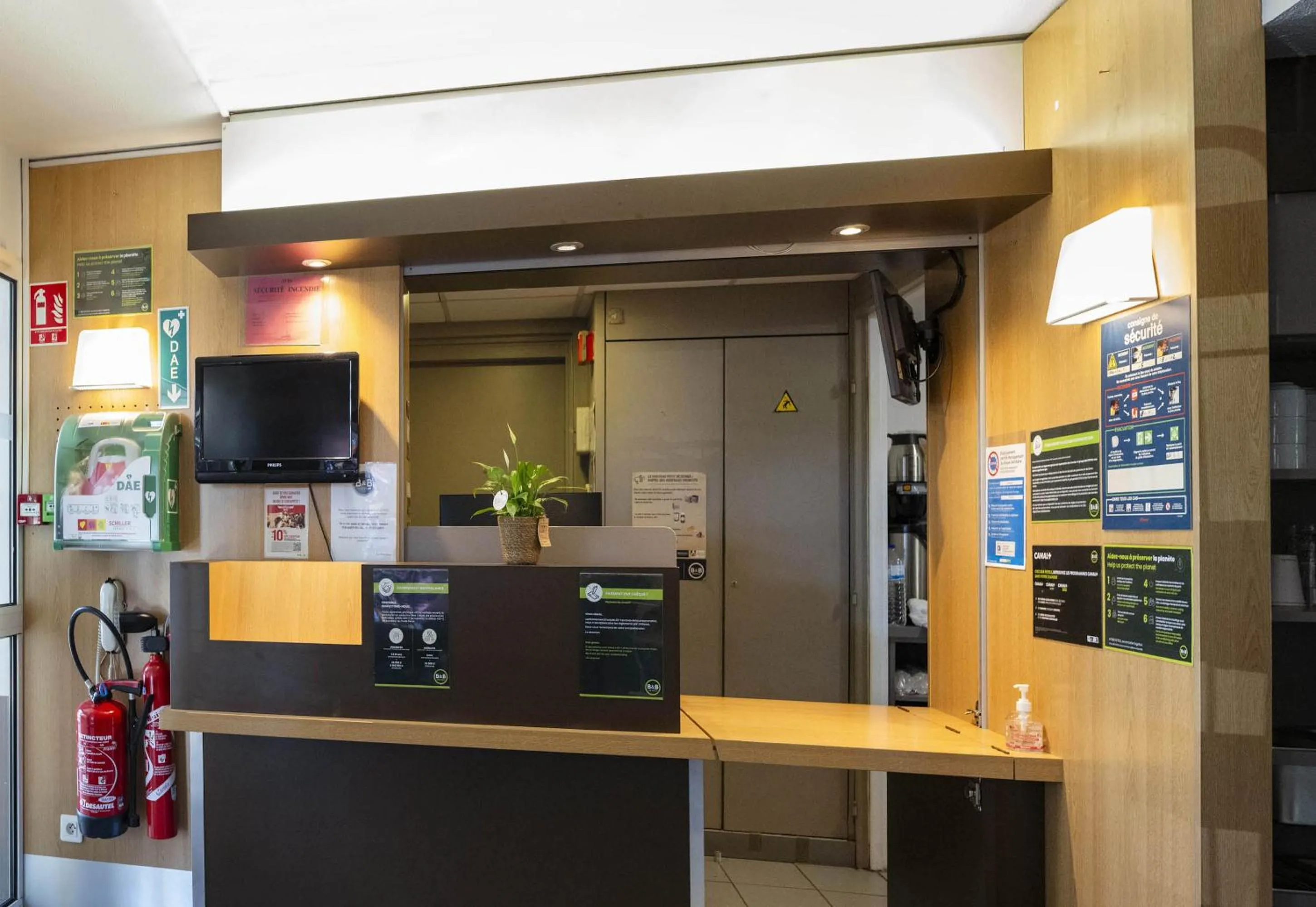 Lobby or reception in B&B HOTEL Avignon 1