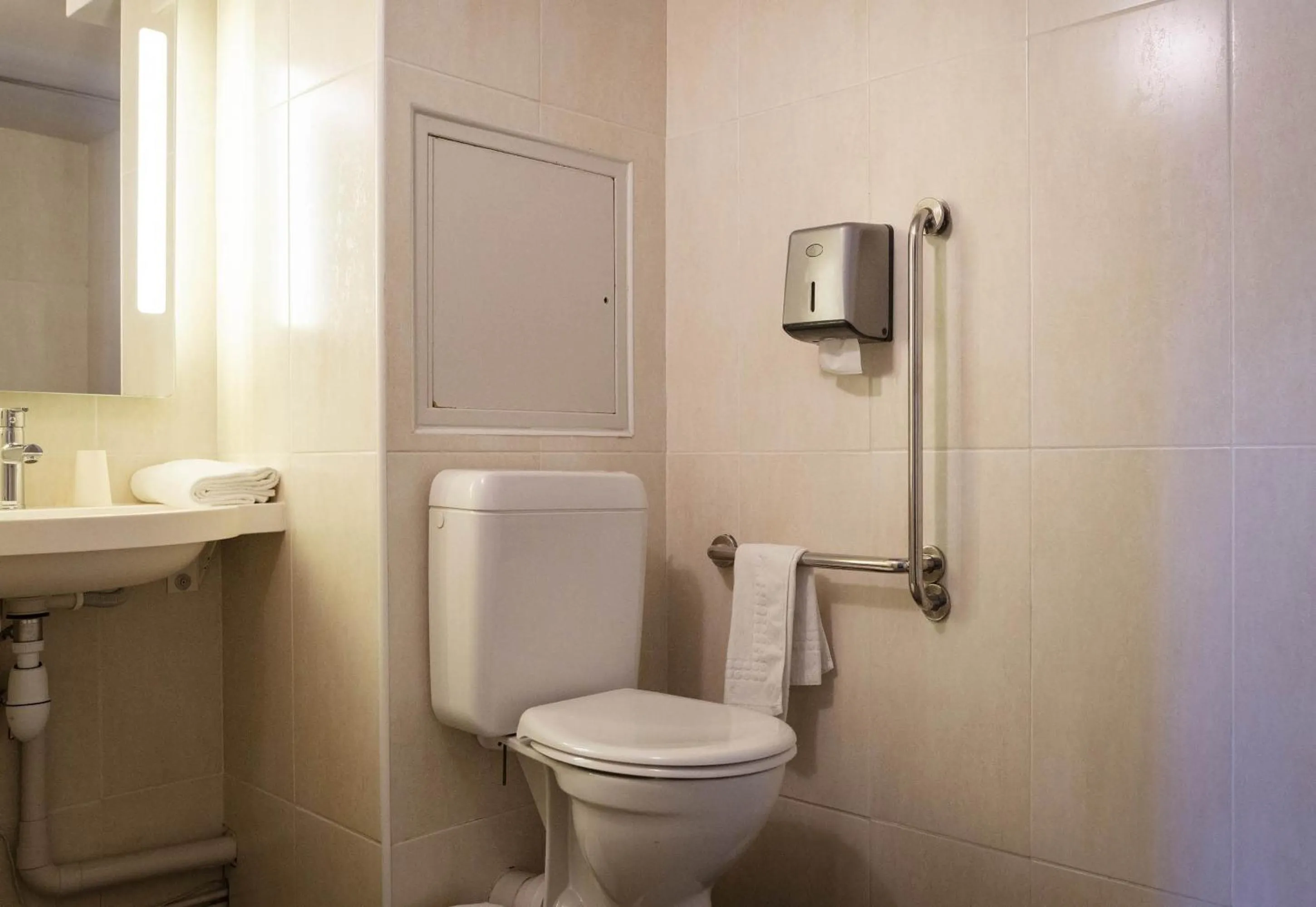 Bathroom in B&B HOTEL Avignon 1