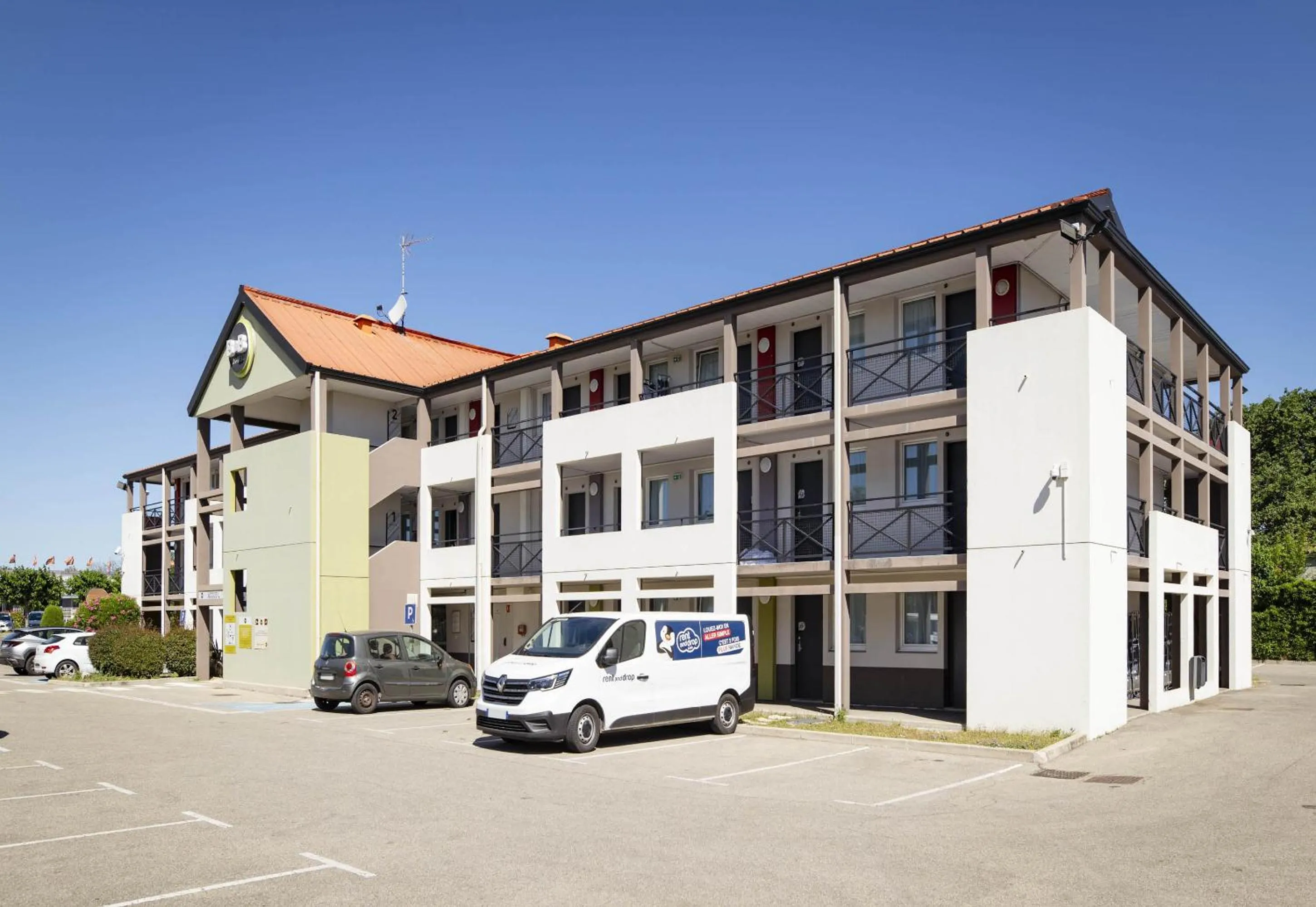 Property building in B&B HOTEL Avignon 1