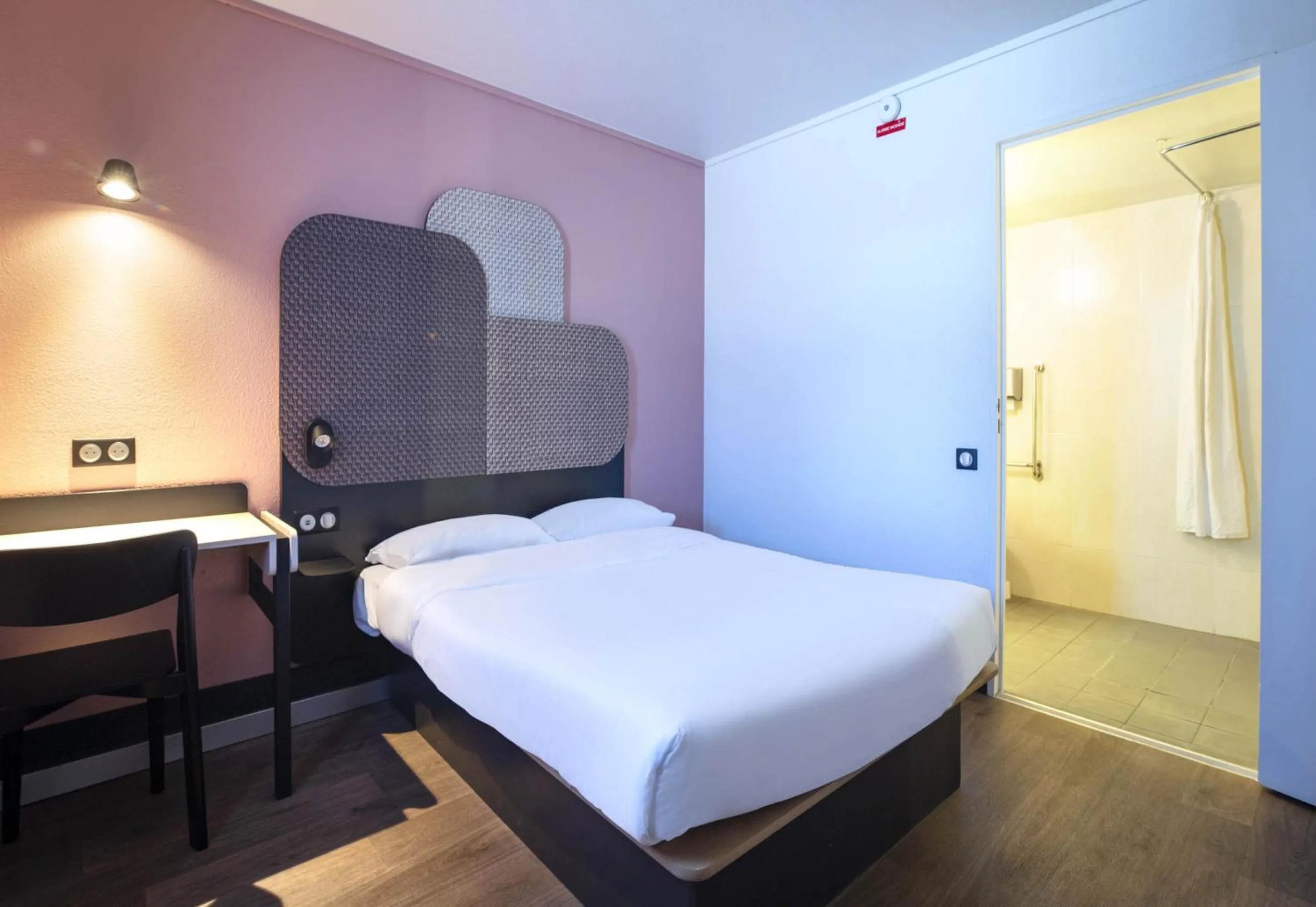 Photo of the whole room, Bed in B&B HOTEL Avignon 1