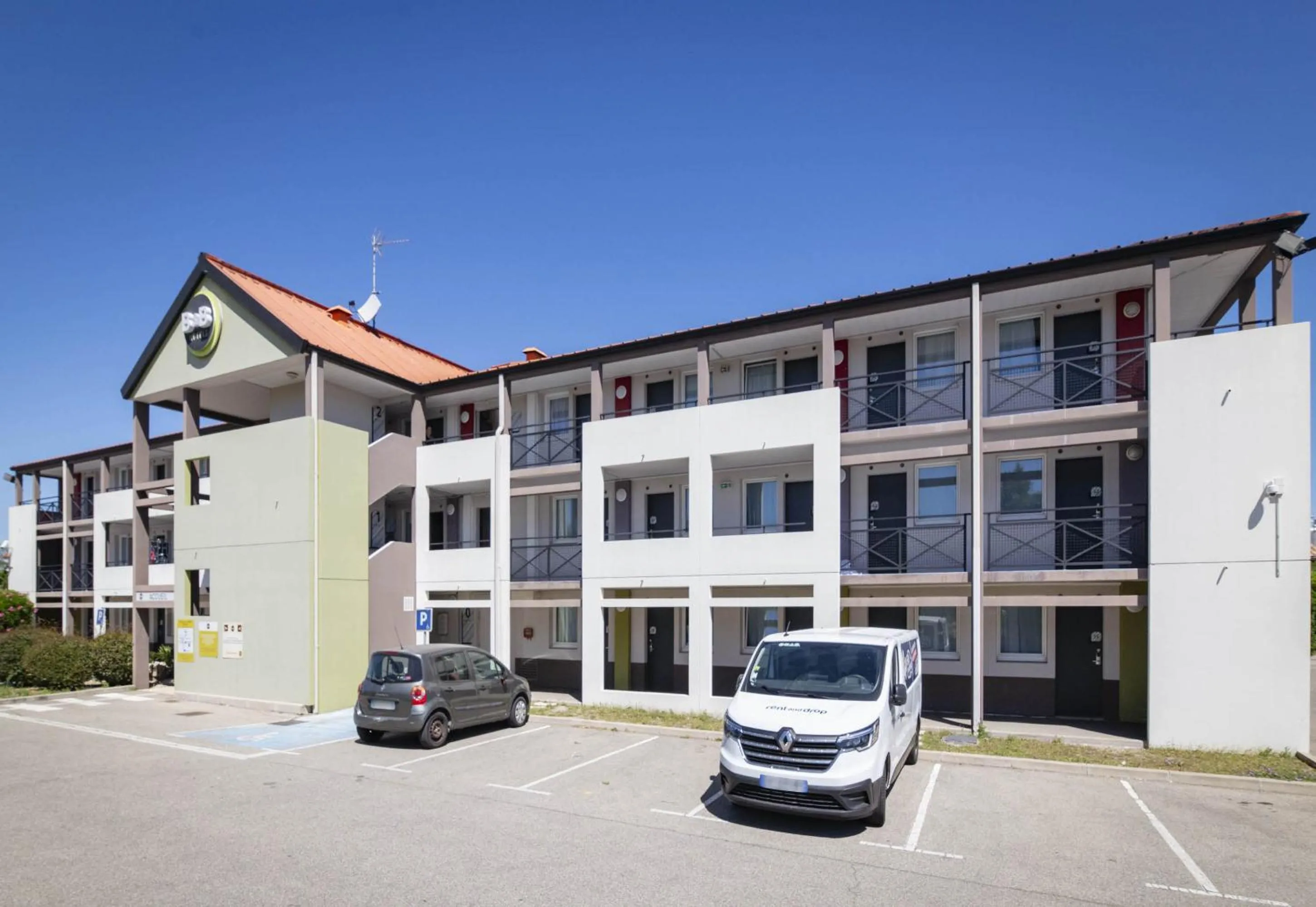 Property building in B&B HOTEL Avignon 1