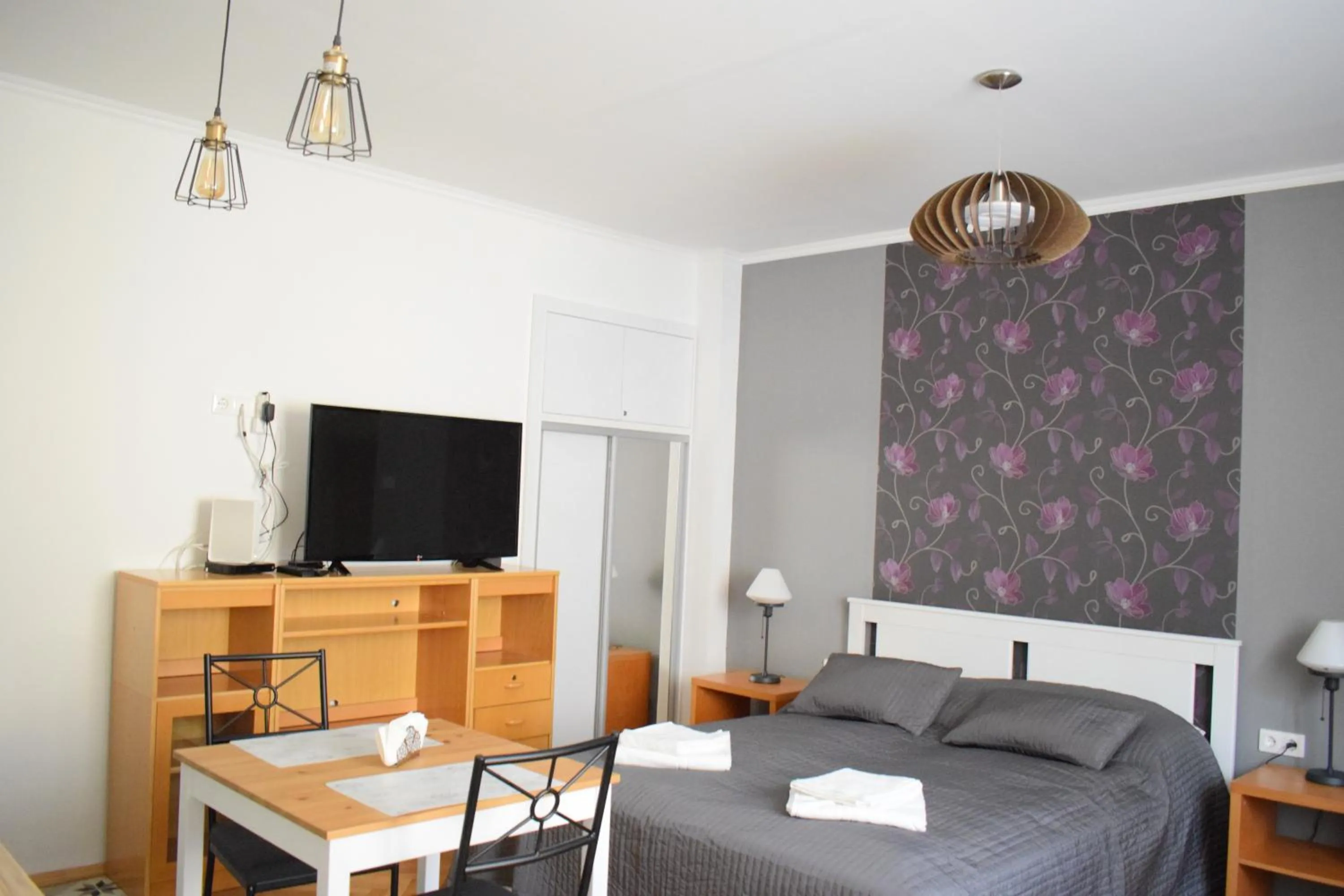 Bed in Diamond Astoria Apartments