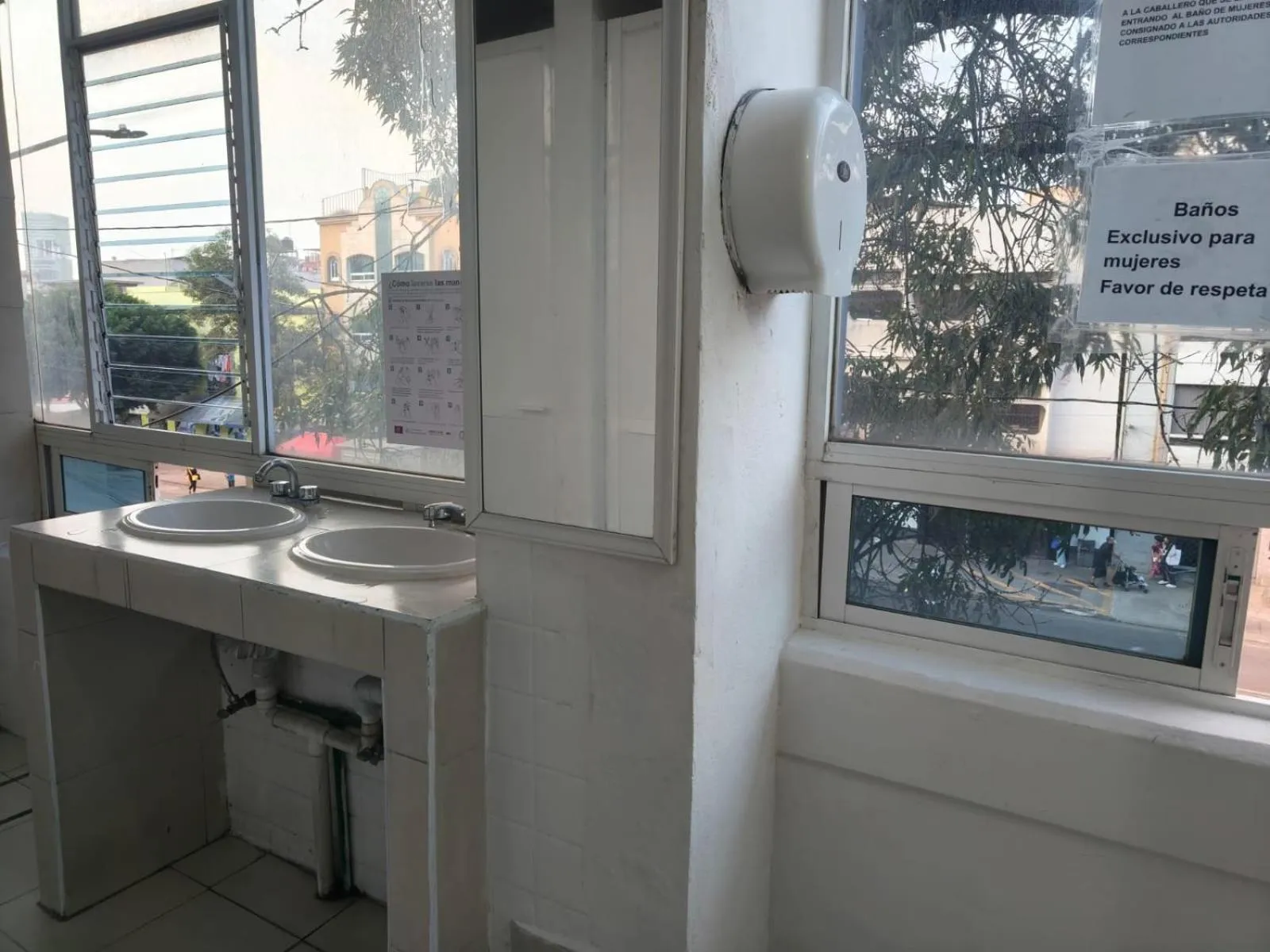 Public Bath in Hostal Ciudad de Mexico