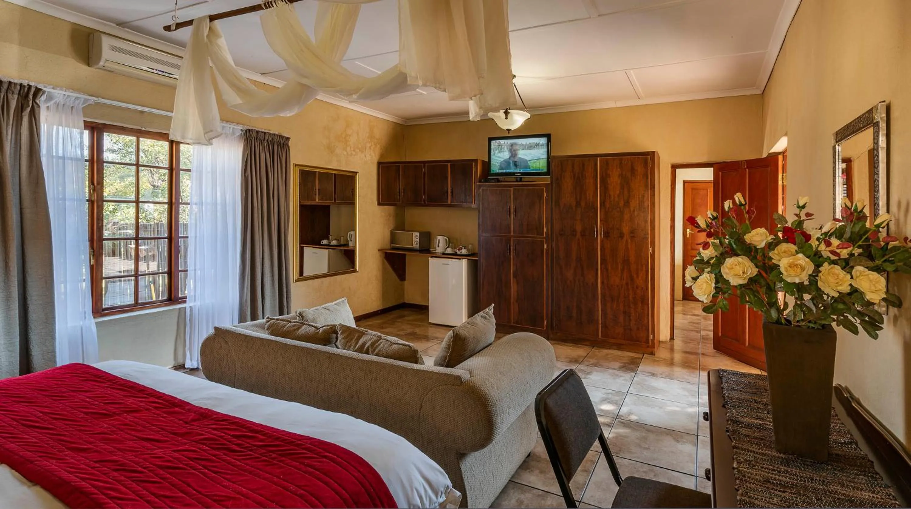 Photo of the whole room, Bed in Kuruman Inn