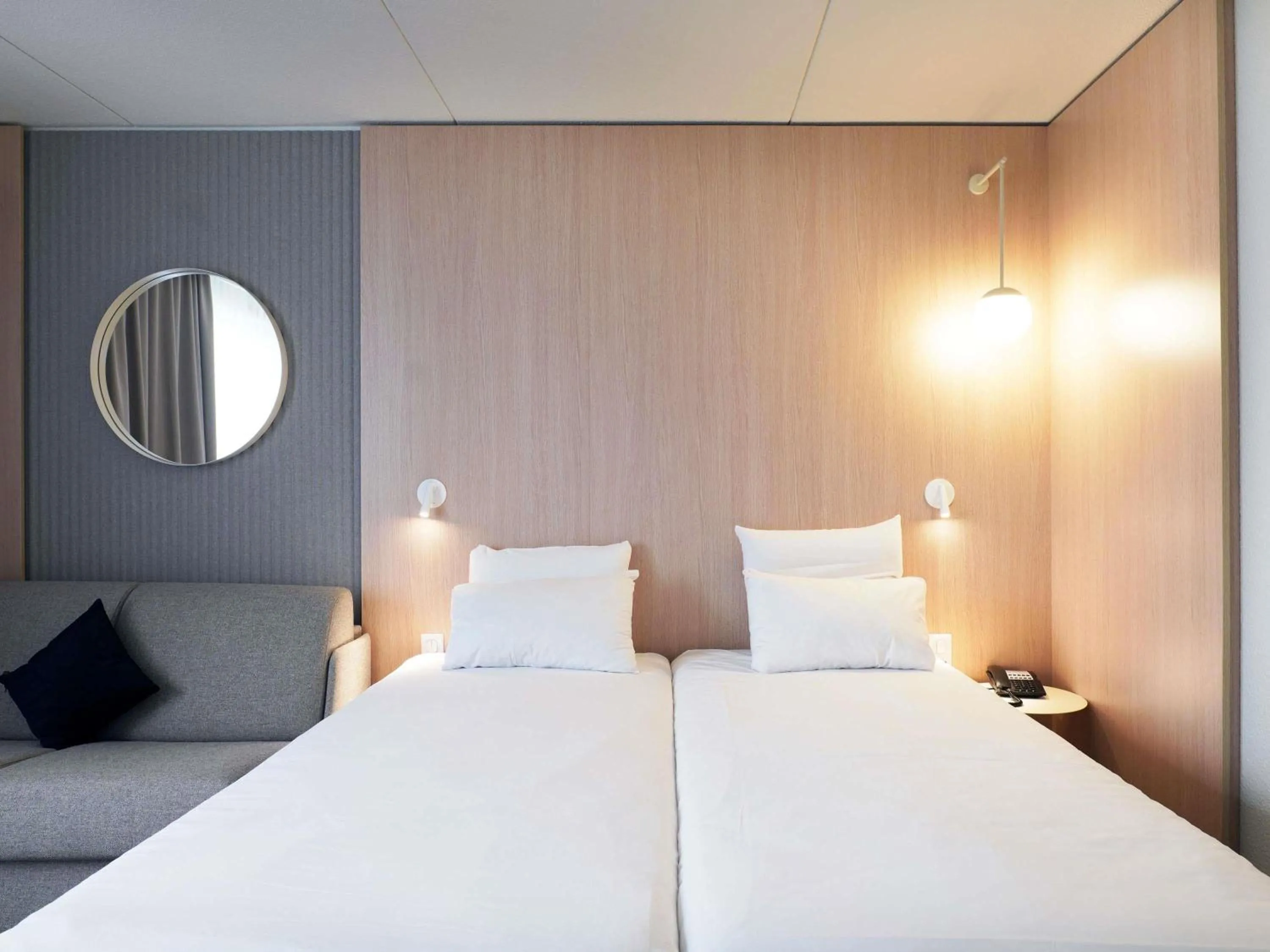 Bedroom, Bed in Novotel Antwerpen - Ekeren
