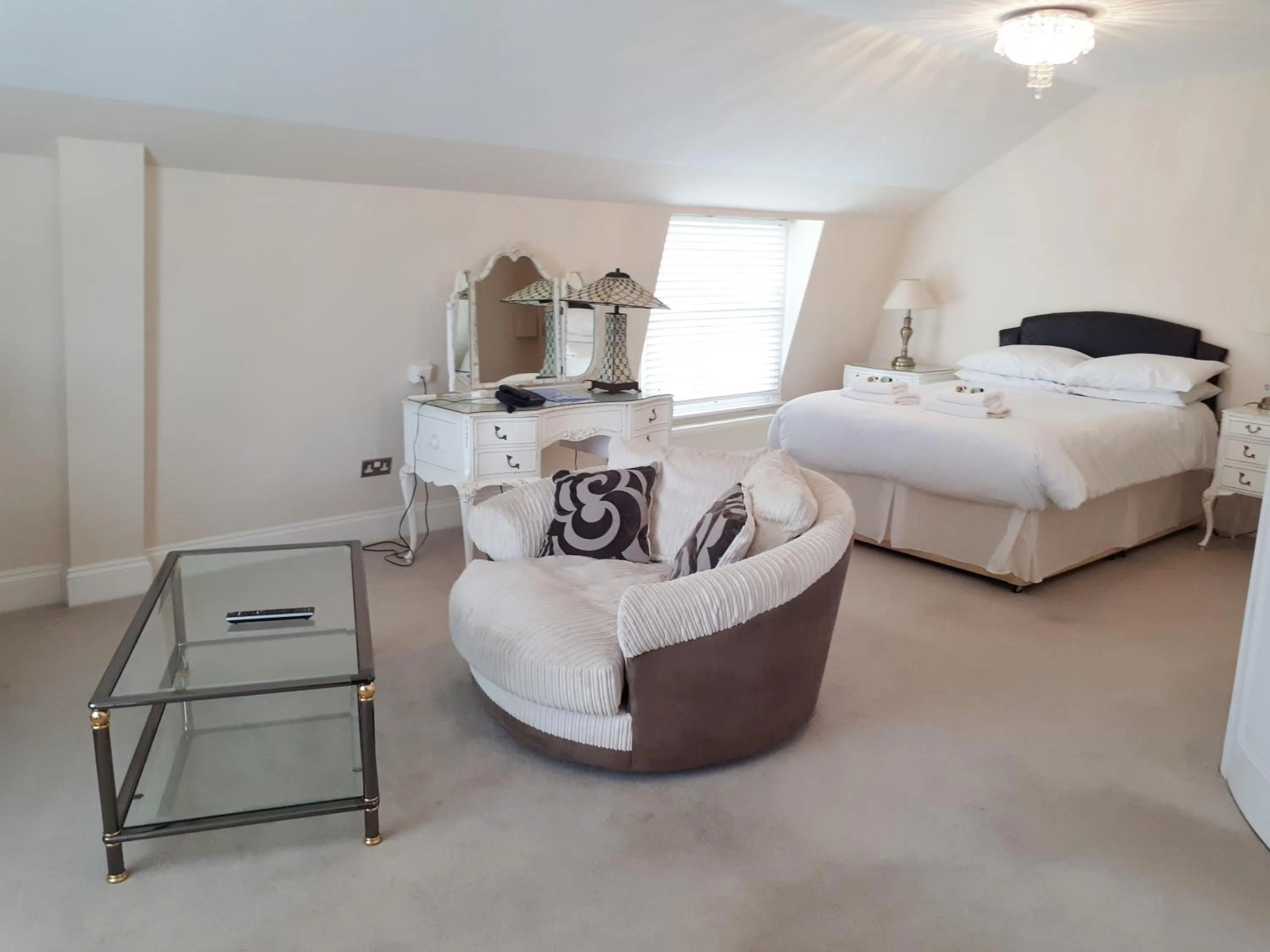 Shower, Bed in Anglesey Hotel