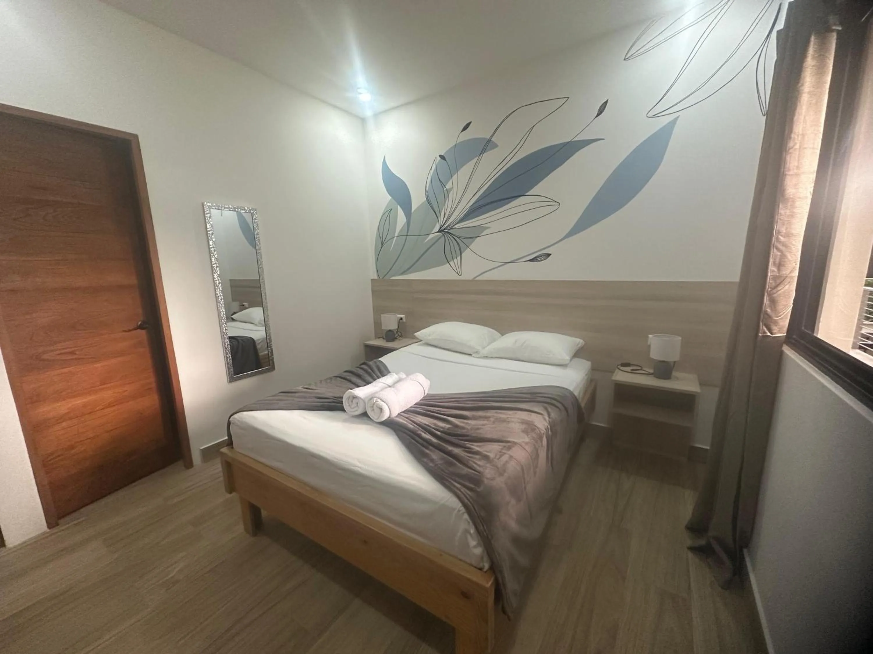 Photo of the whole room, Bed in Wide Mouth Frog Quepos