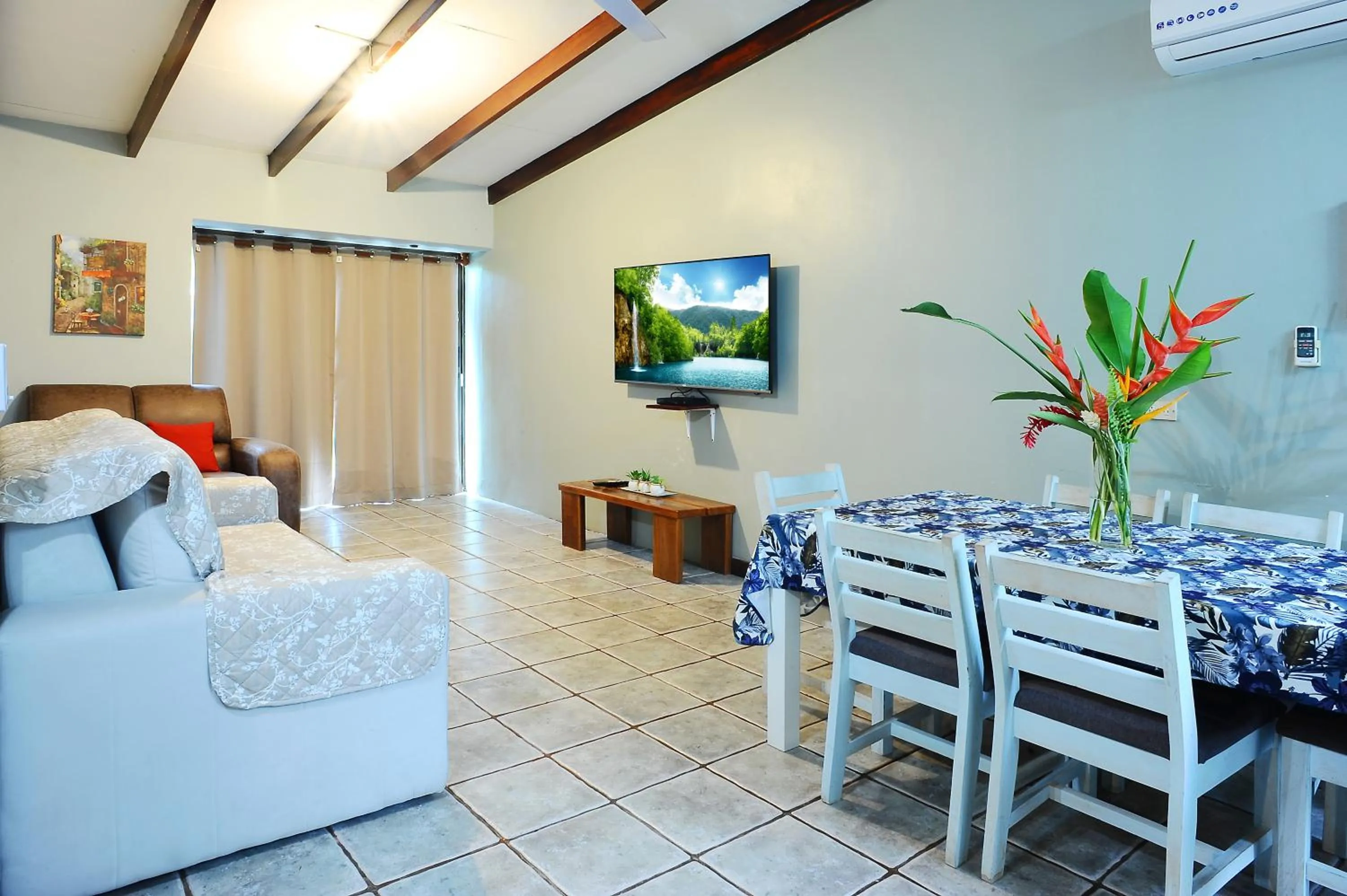 TV and multimedia in Wide Mouth Frog Quepos