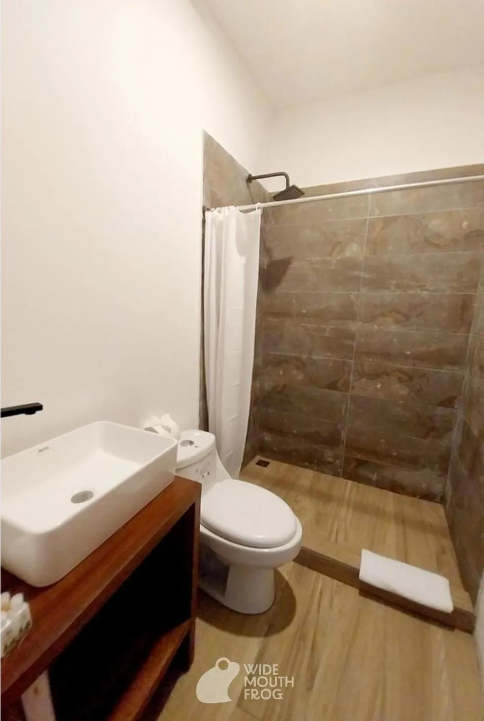 Bathroom in Wide Mouth Frog Quepos