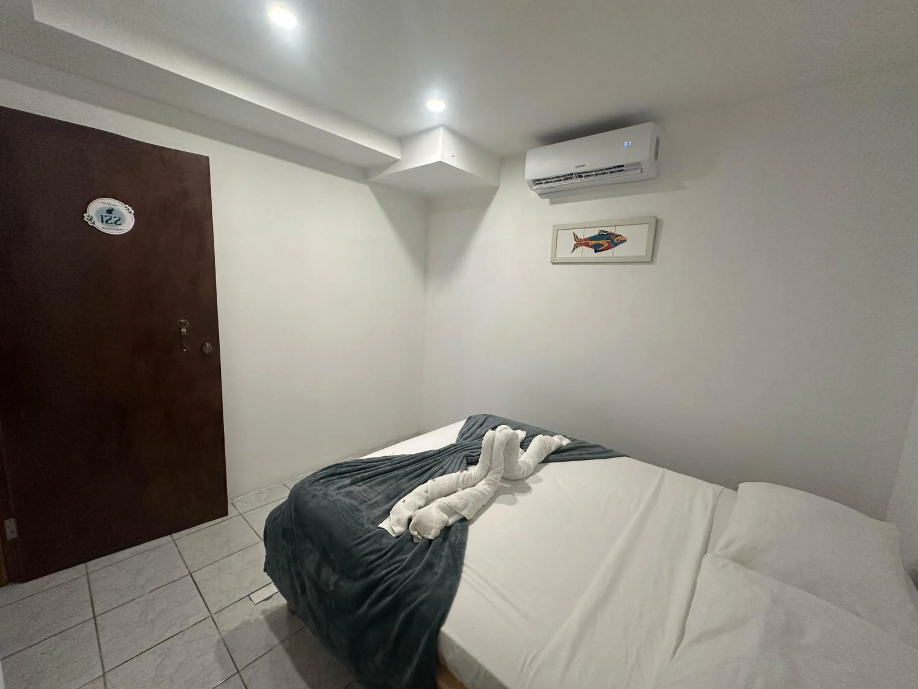 Photo of the whole room, Bed in Wide Mouth Frog Quepos