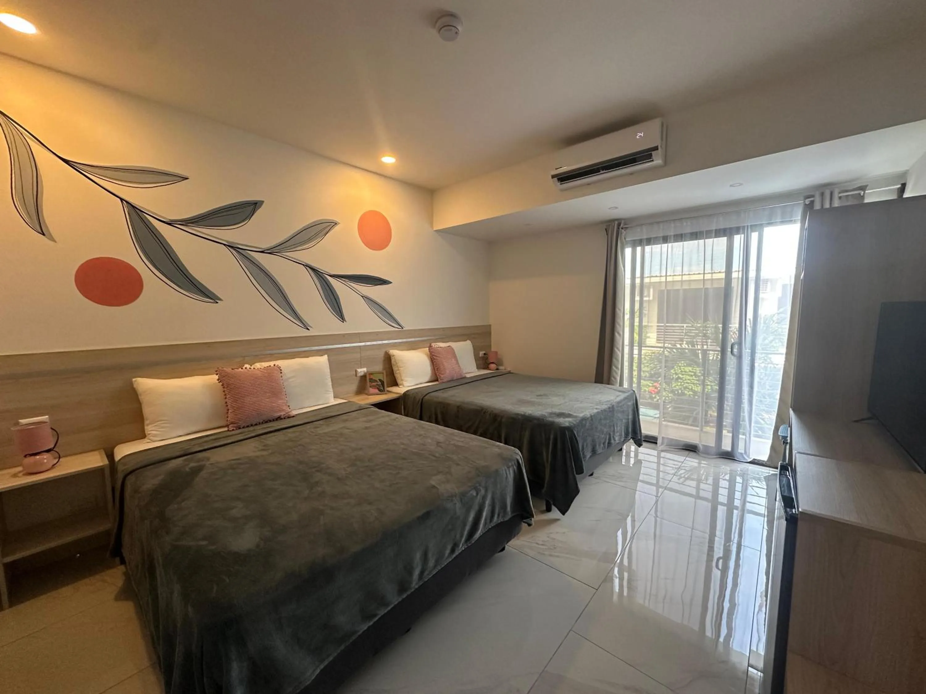 safe, Bed in Wide Mouth Frog Quepos