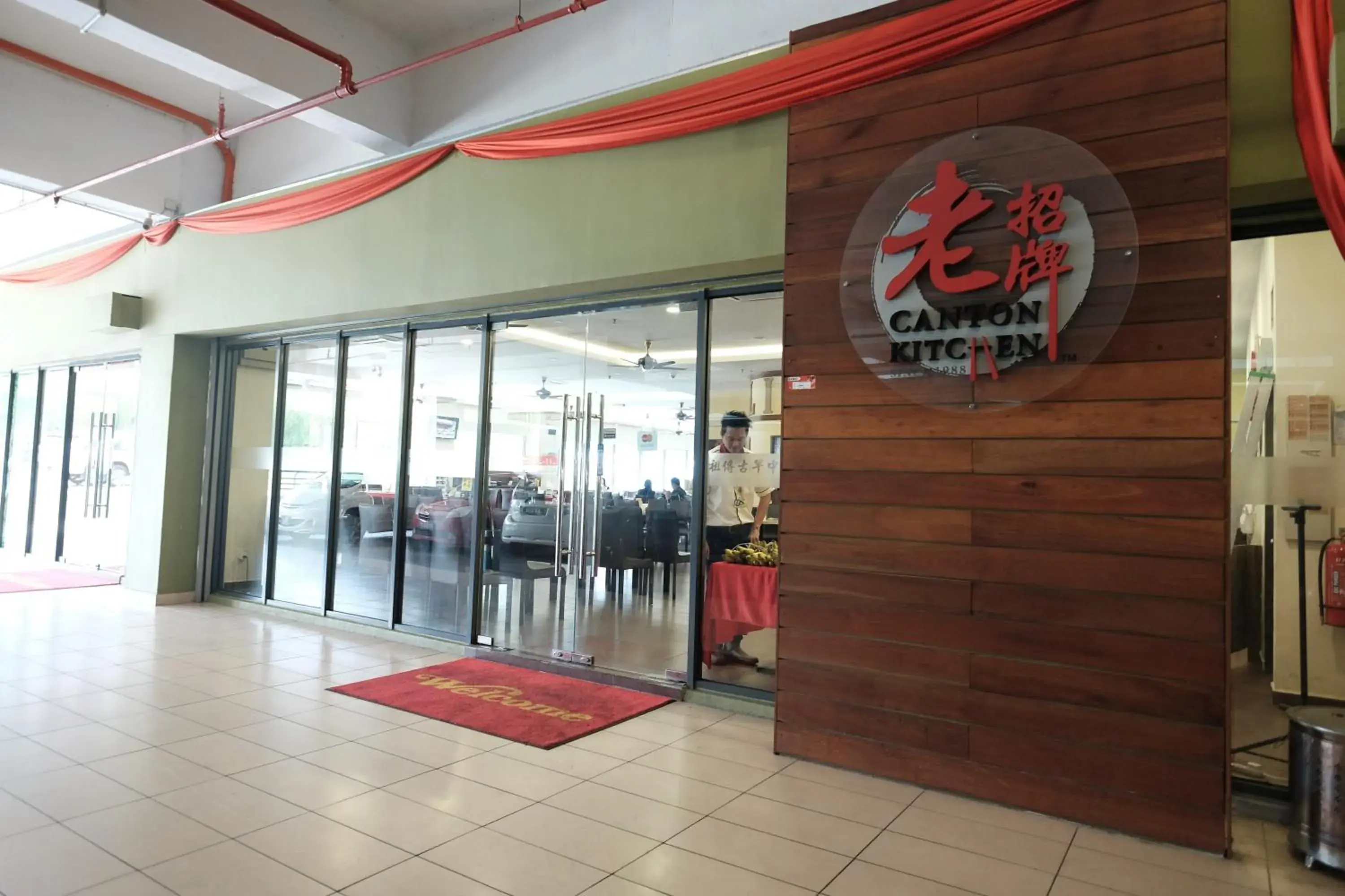 Restaurant/places to eat in B Lot Hotel Restaurant/places to eat in B Lot Hotel