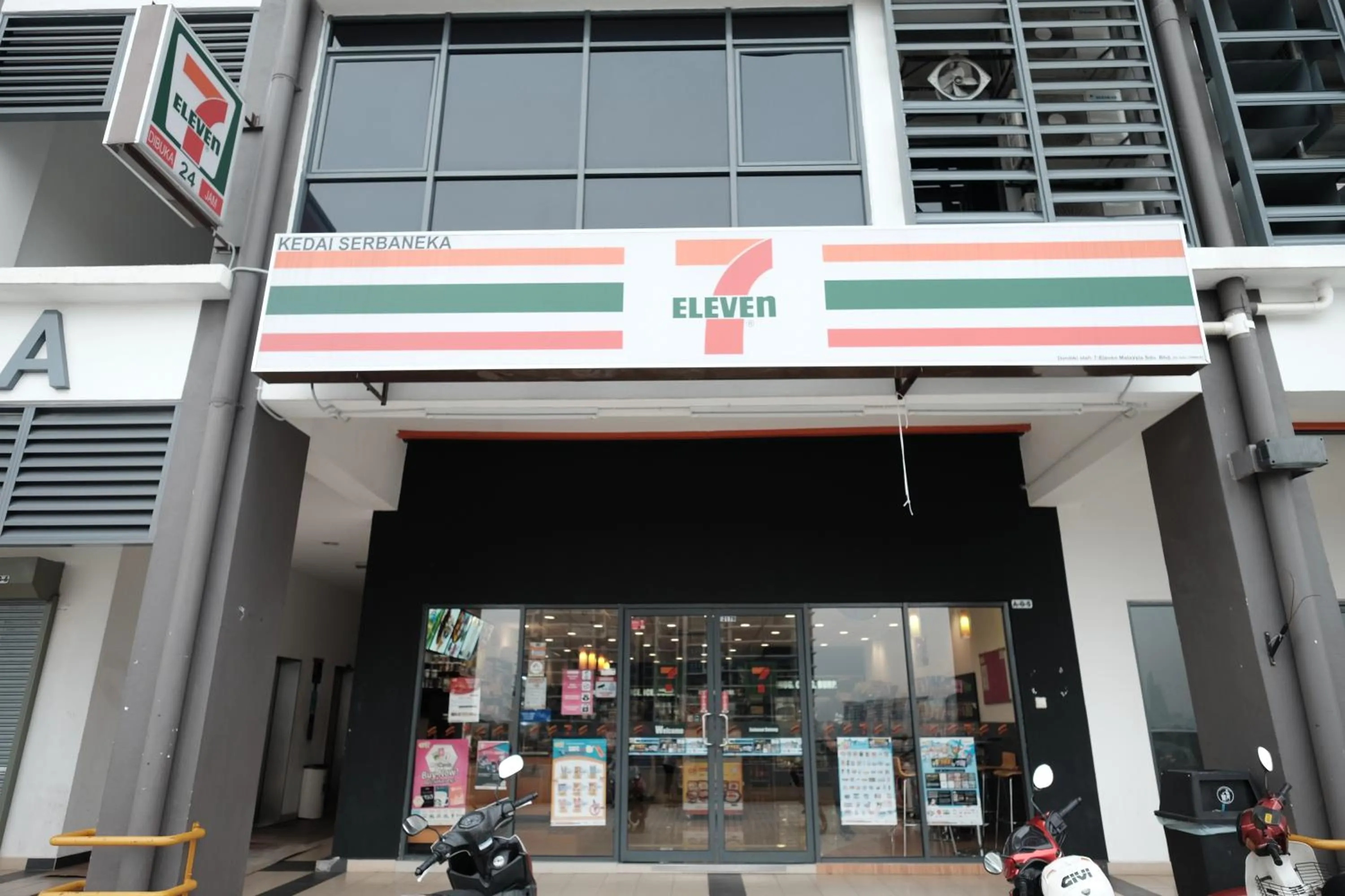 Restaurant/places to eat in B Lot Hotel