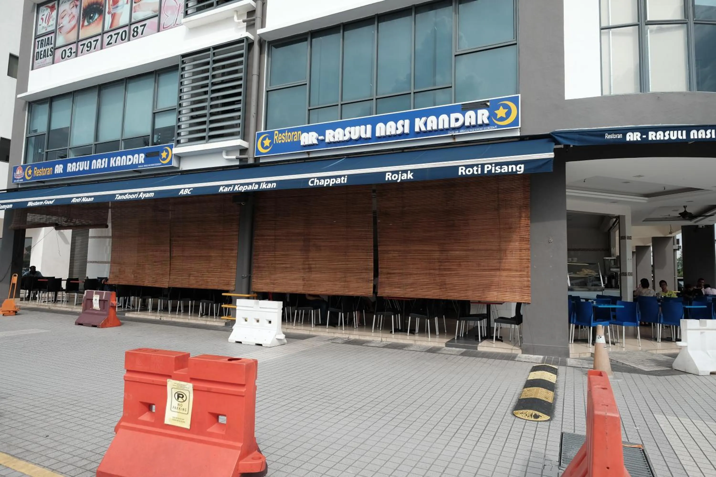 Restaurant/places to eat in B Lot Hotel