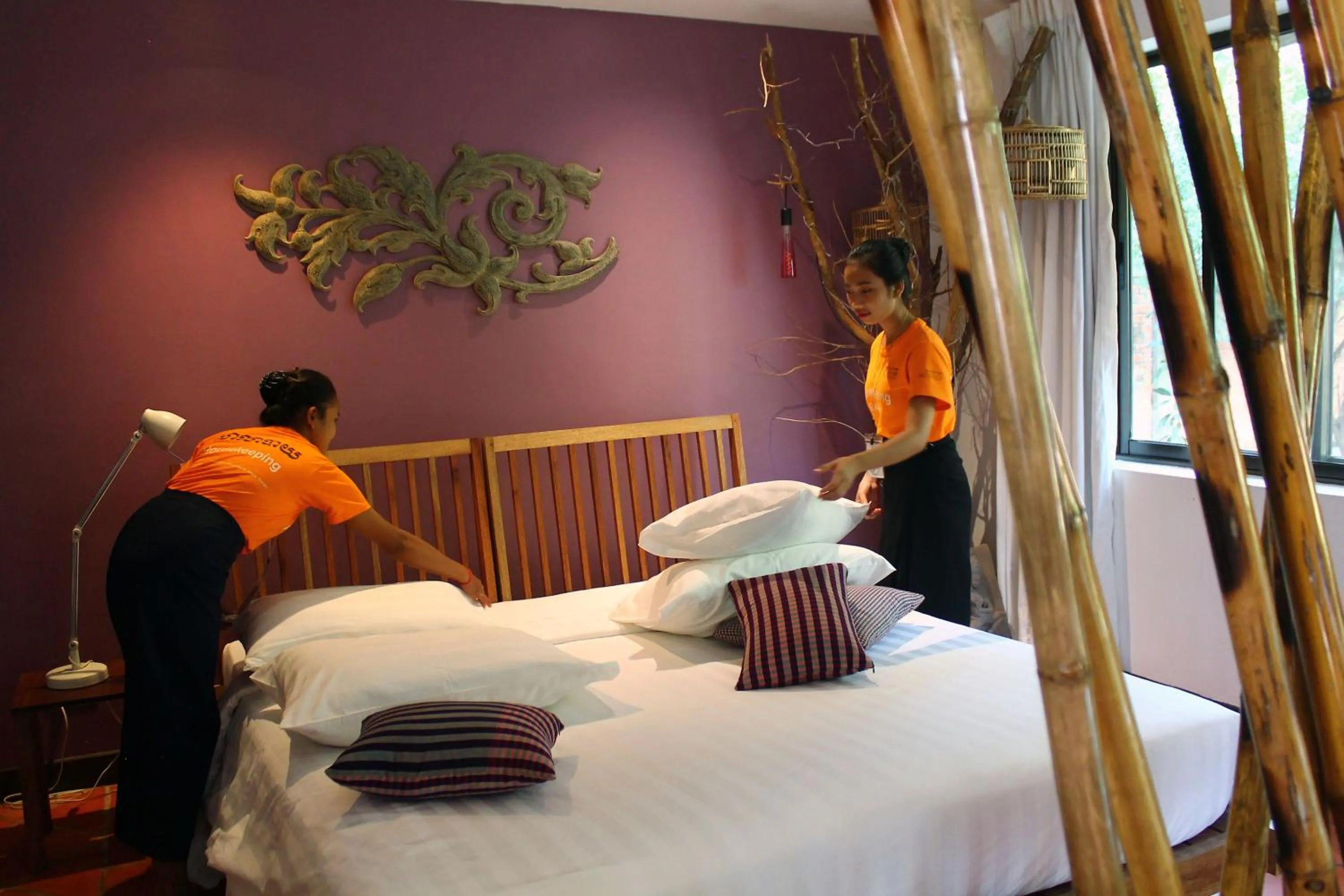 People, Bed in Sala Baï Hotel & Restaurant School