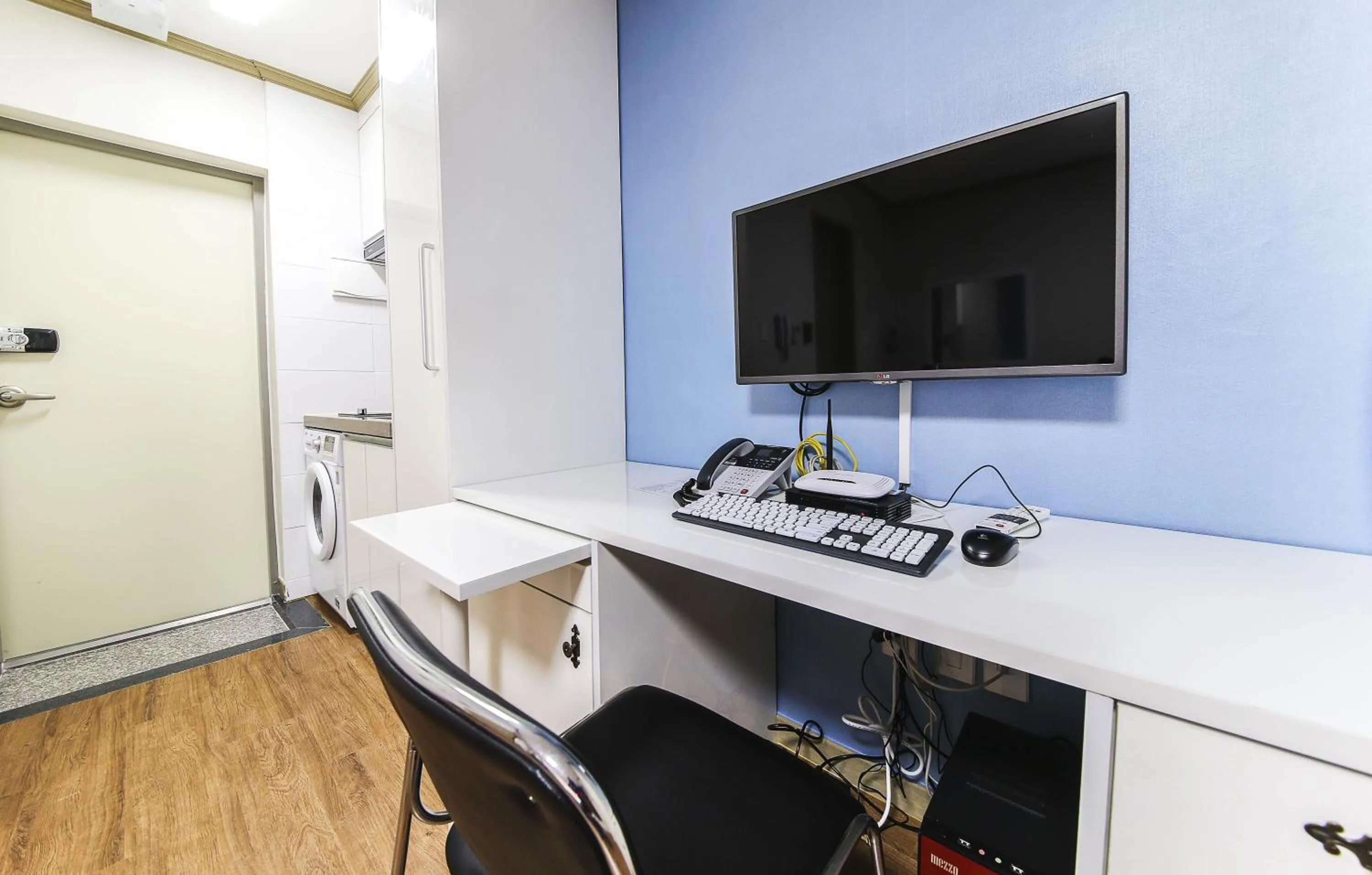 TV and multimedia in Crystal Residence Hotel