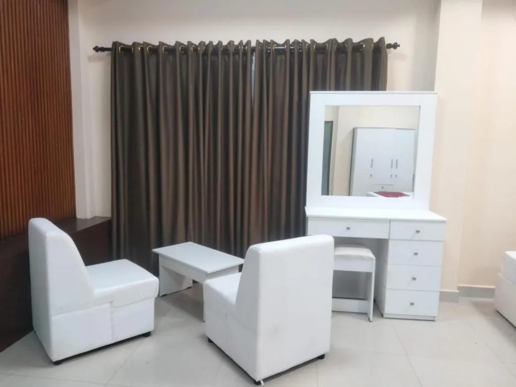 Gnaanams Hotel and Restaurant