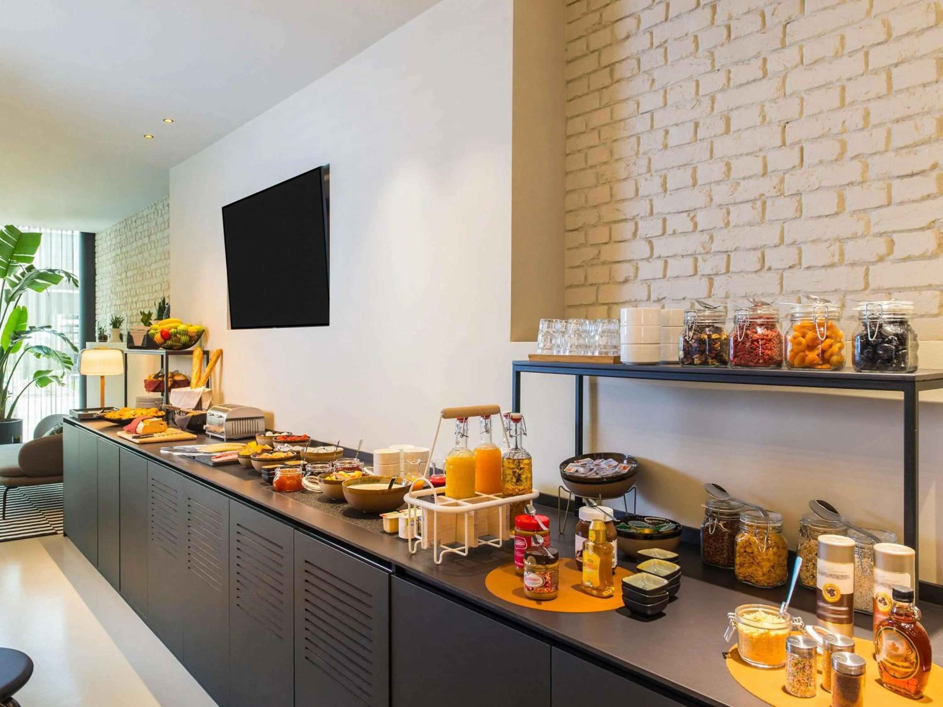 Property building in ibis Brussels Centre Chatelain