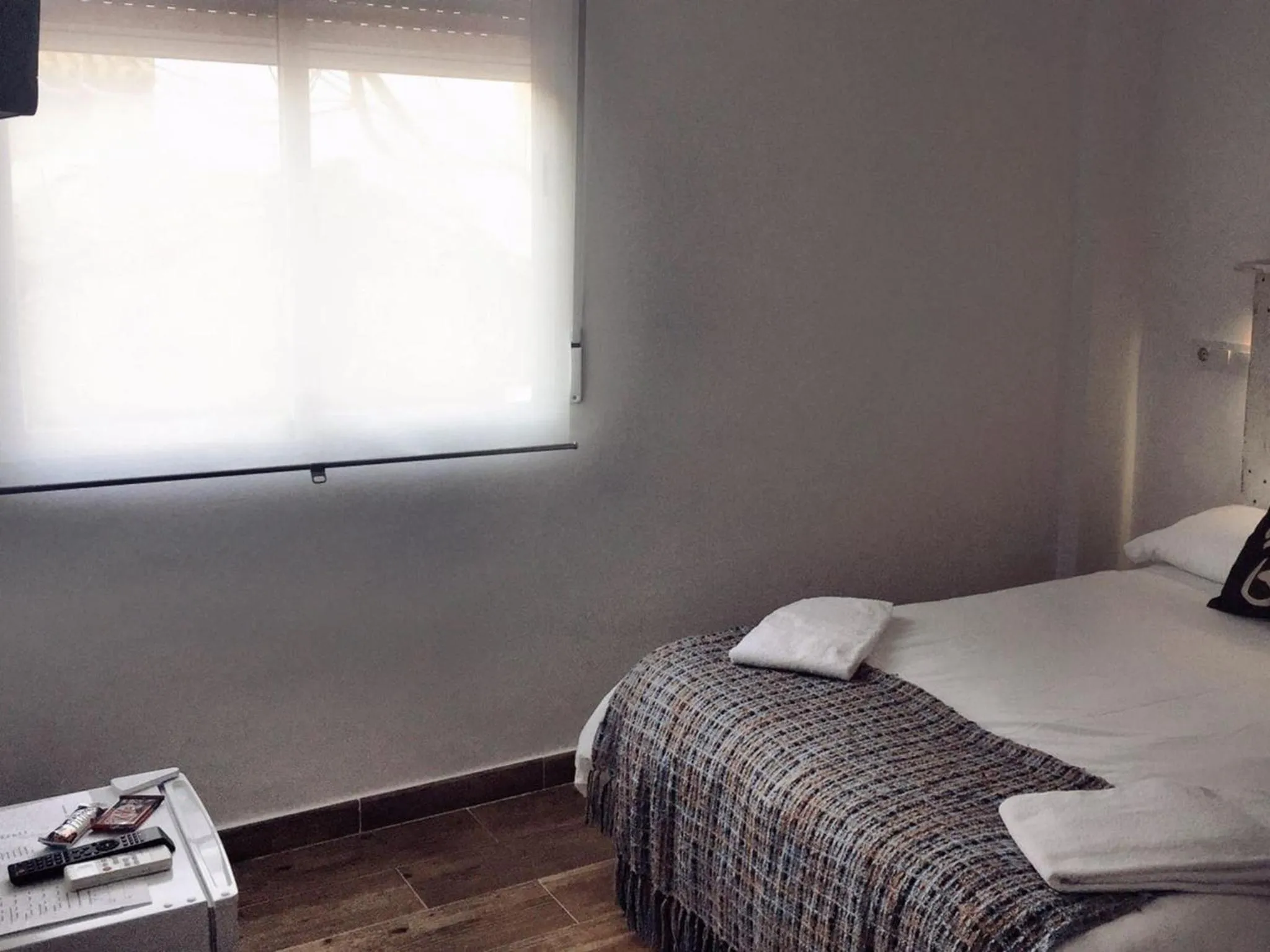 Shower, Bed in Hostal Ciempozuelos, cerca del Parque Warner y Madrid