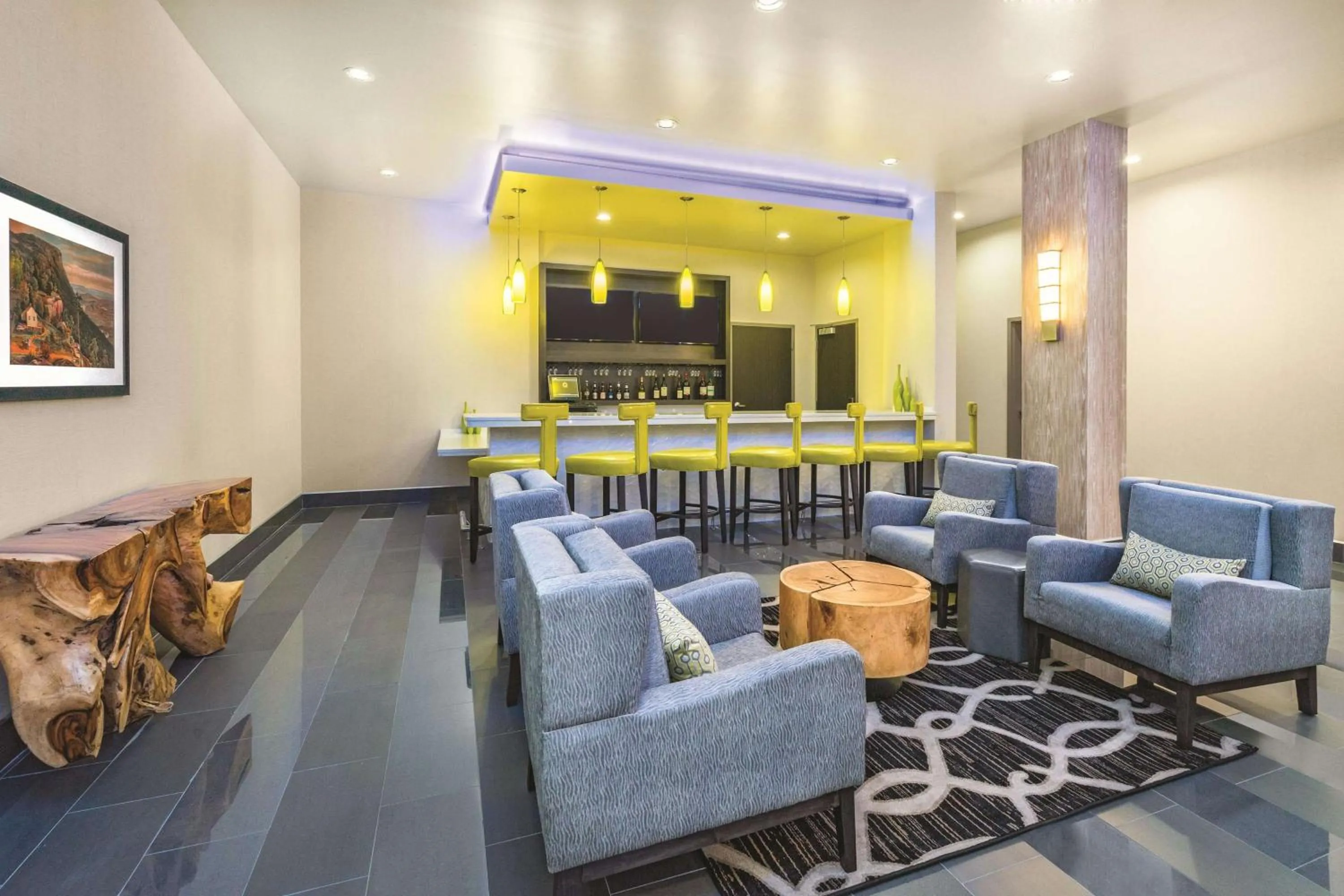 Lounge or bar in La Quinta by Wyndham Cleveland TN