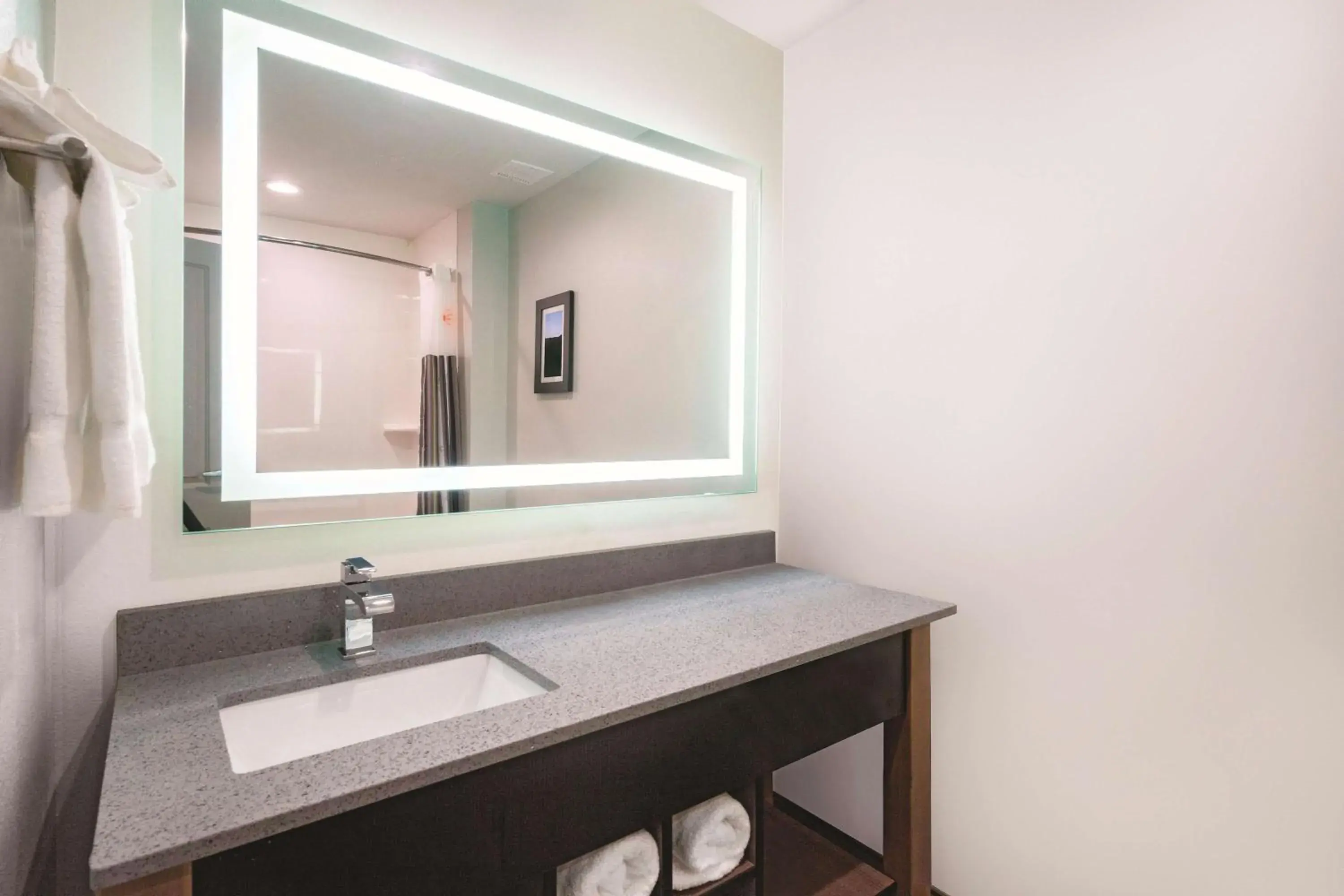 Deluxe King Room with Mobility/Hearing Access, Tub with Grab Bars, Non-Smoking in La Quinta by Wyndham Cleveland TN Deluxe King Room with Mobility/Hearing Access, Tub with Grab Bars, Non-Smoking in La Quinta by Wyndham Cleveland TN