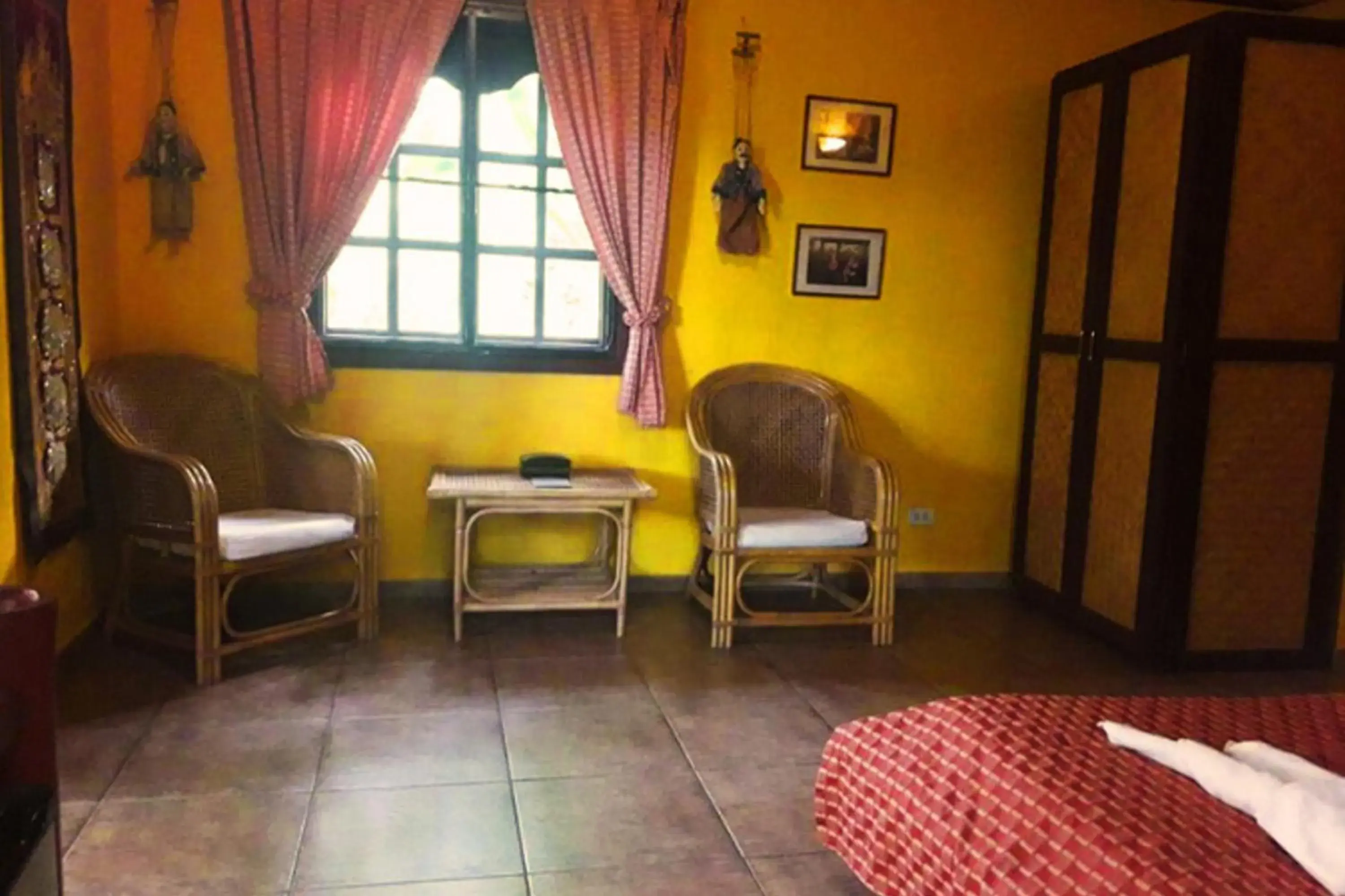 Seating area, Bed in Old Tree's House Seating area, Bed in Old Tree's House