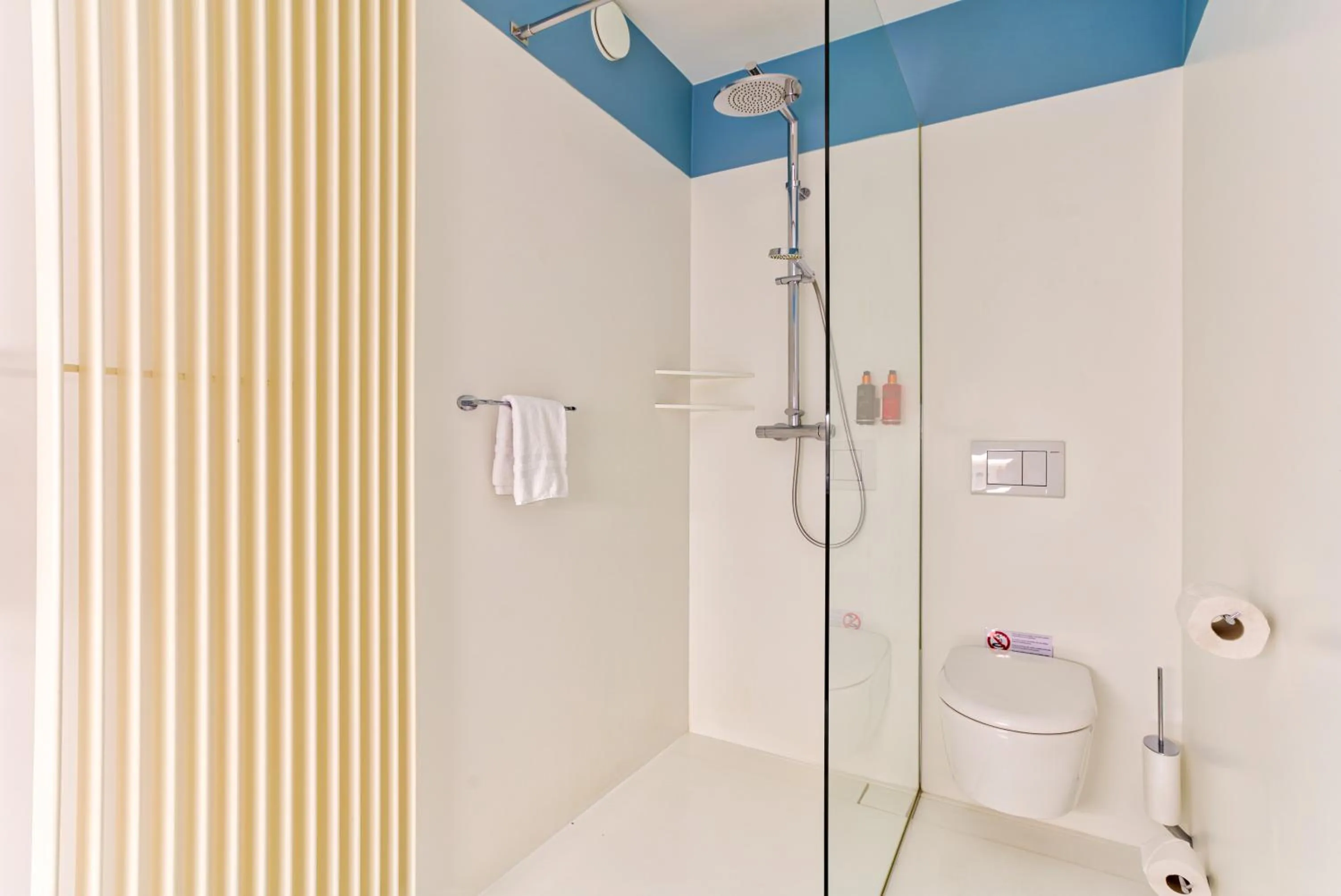 Shower in Hotel Astoria Gent