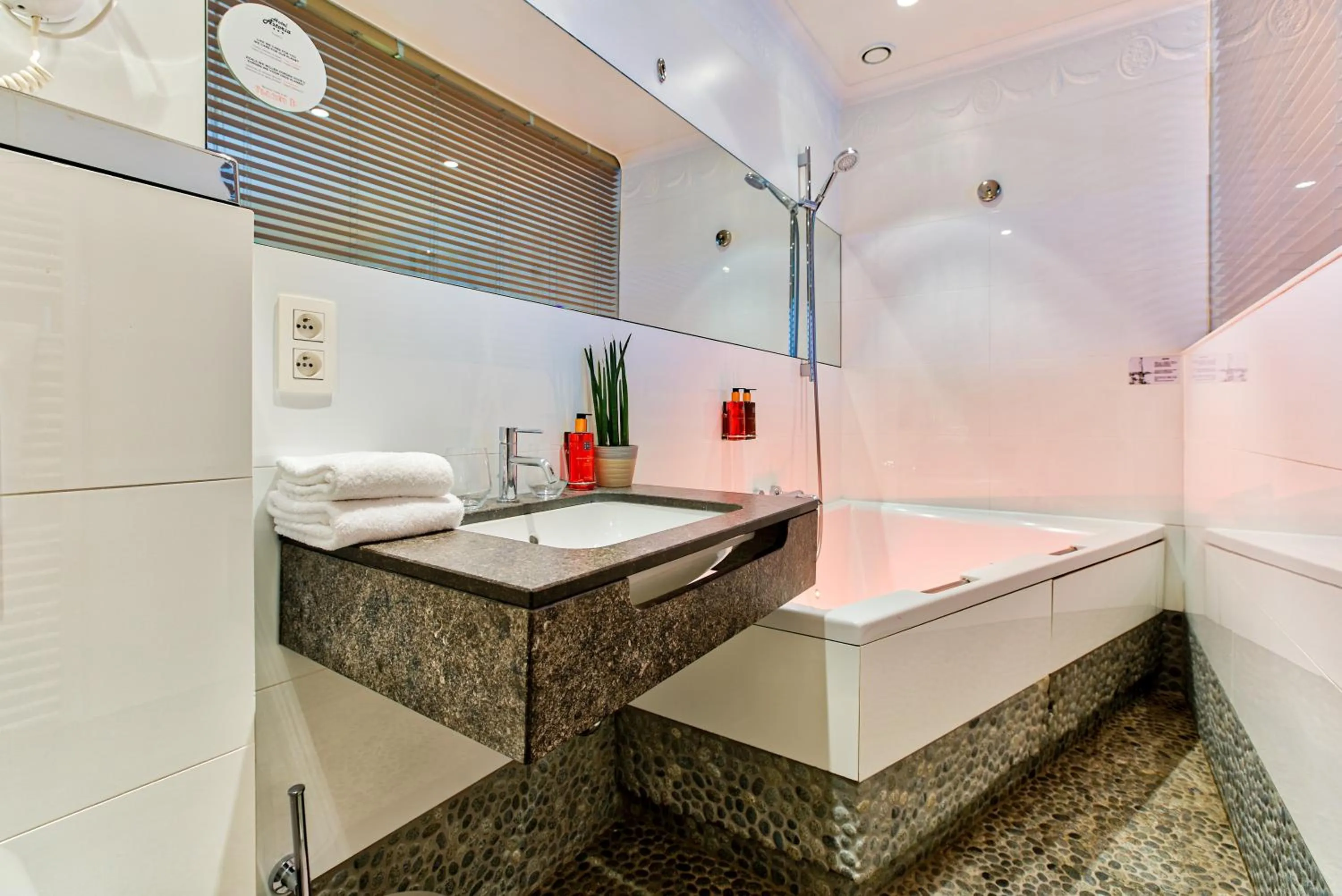 Bathroom in Hotel Astoria Gent