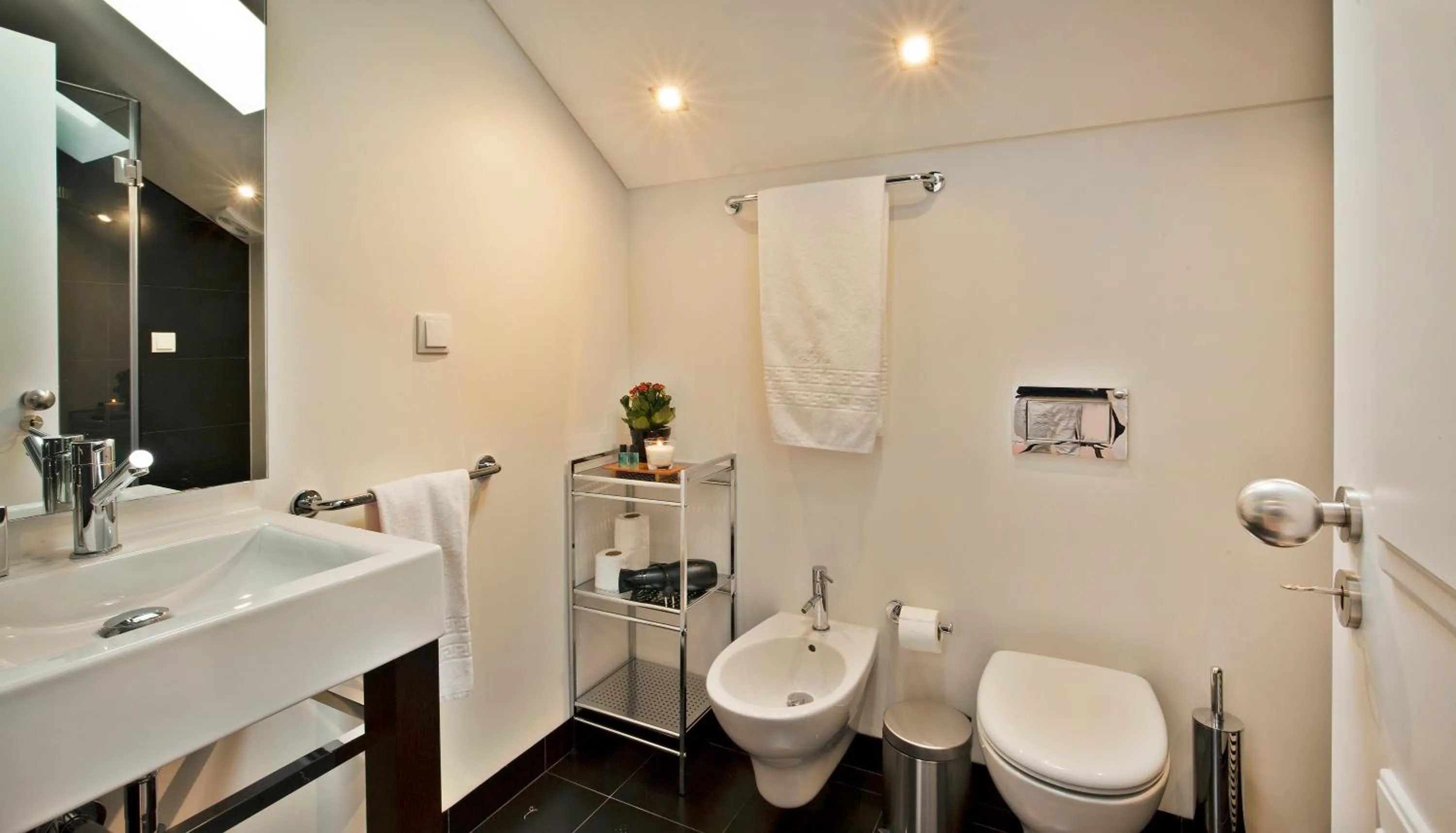 Bathroom in Lisbon Five Stars Apartments Bica