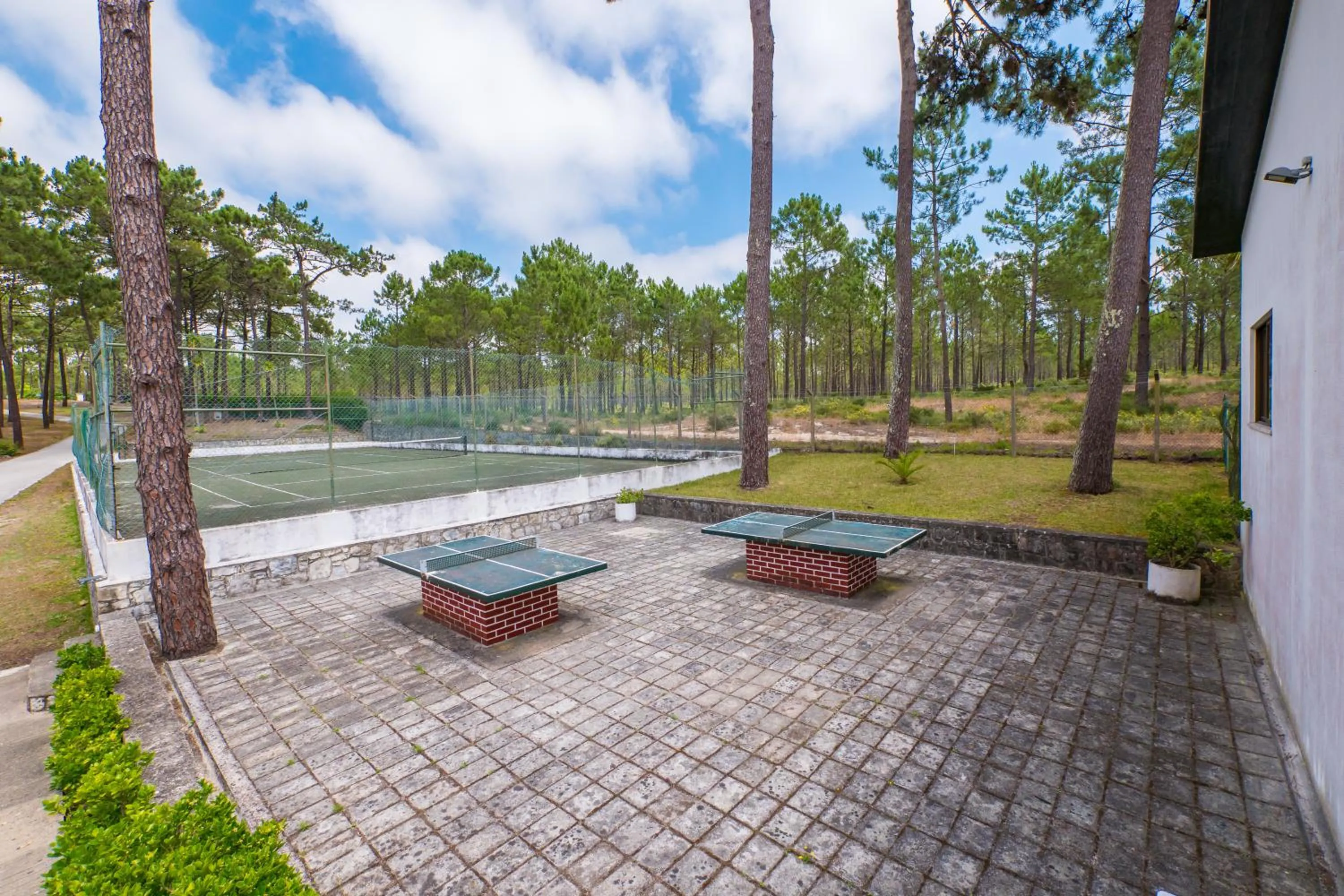 Tennis court in Parque de Campismo Orbitur Valado