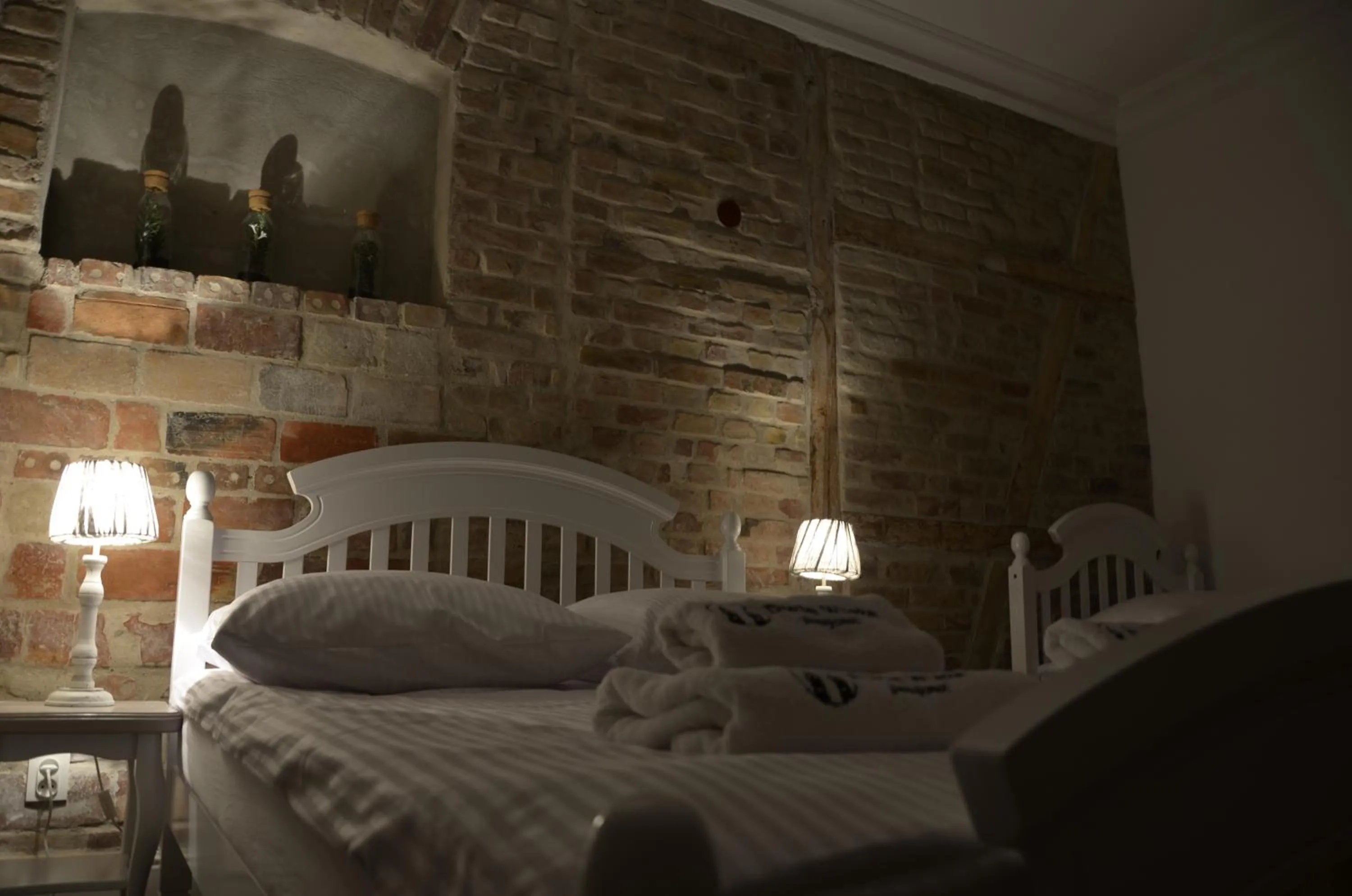 Location, Bed in Dwie Wieże