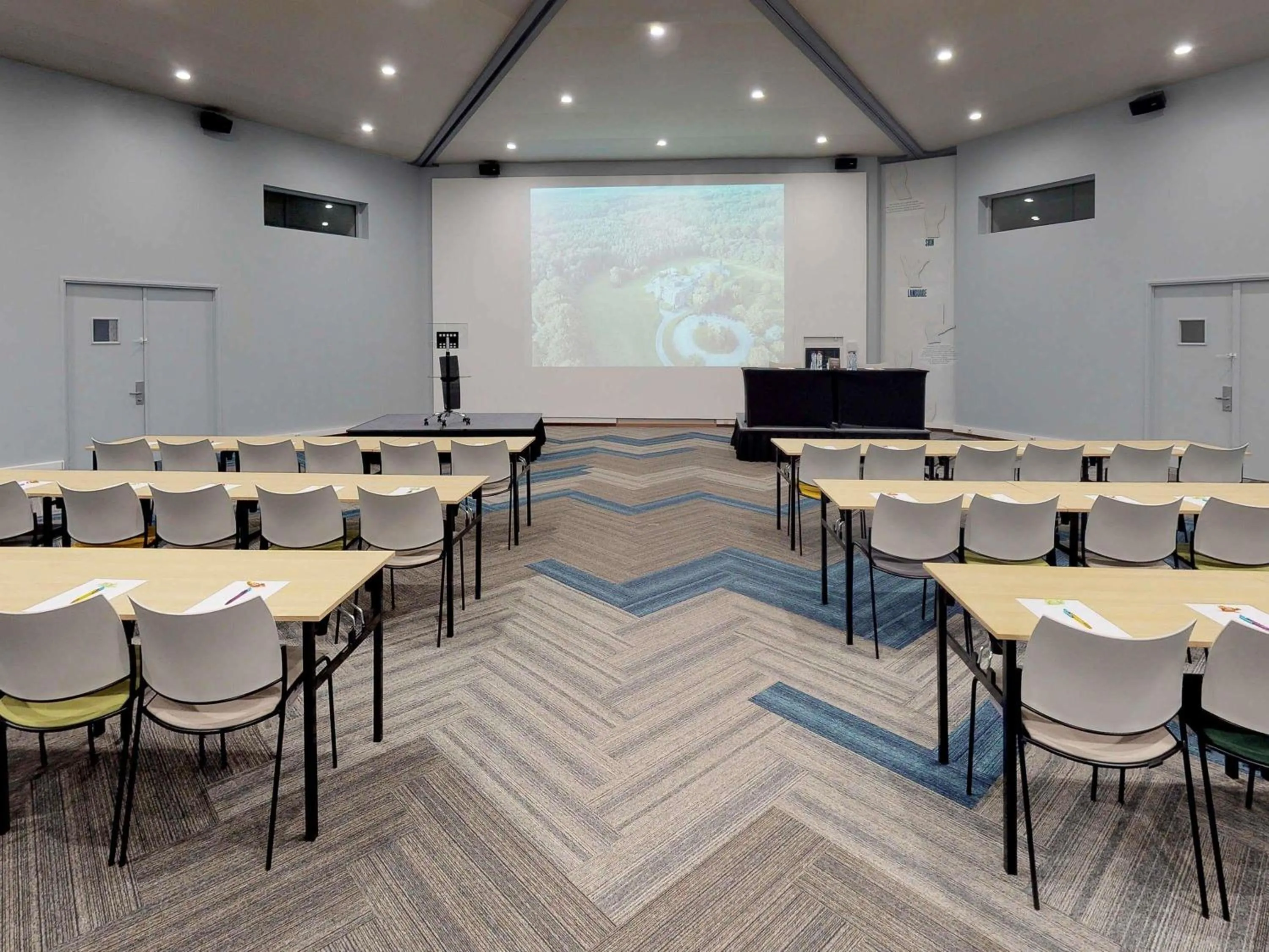 Meeting/conference room in ibis Styles Louvain-la-Neuve Hotel and Events