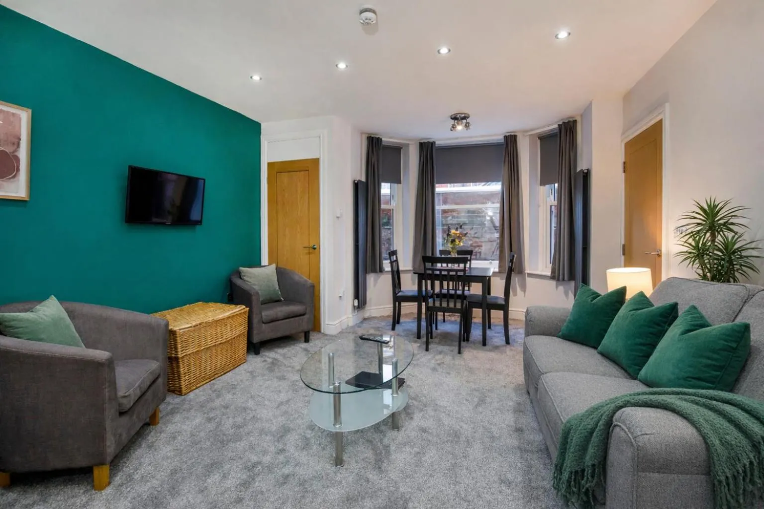 Apartment 1 The Keyes- Stylish & Spacious Apartment With Free Parking
