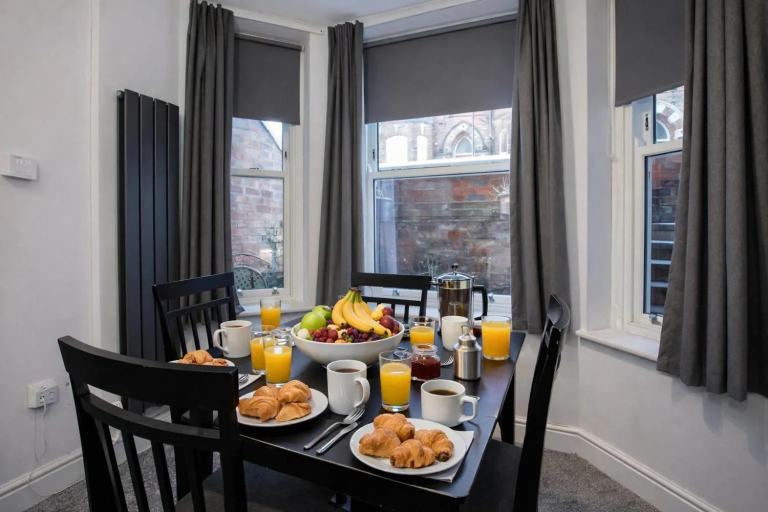 Apartment 1 The Keyes- Stylish & Spacious Apartment With Free Parking