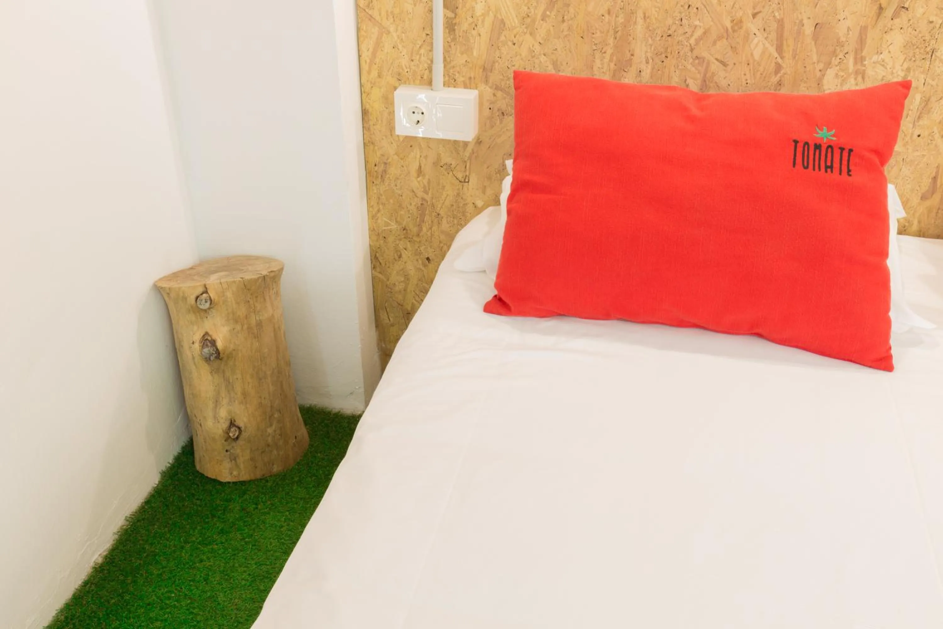 Bed in Tomate Rooms
