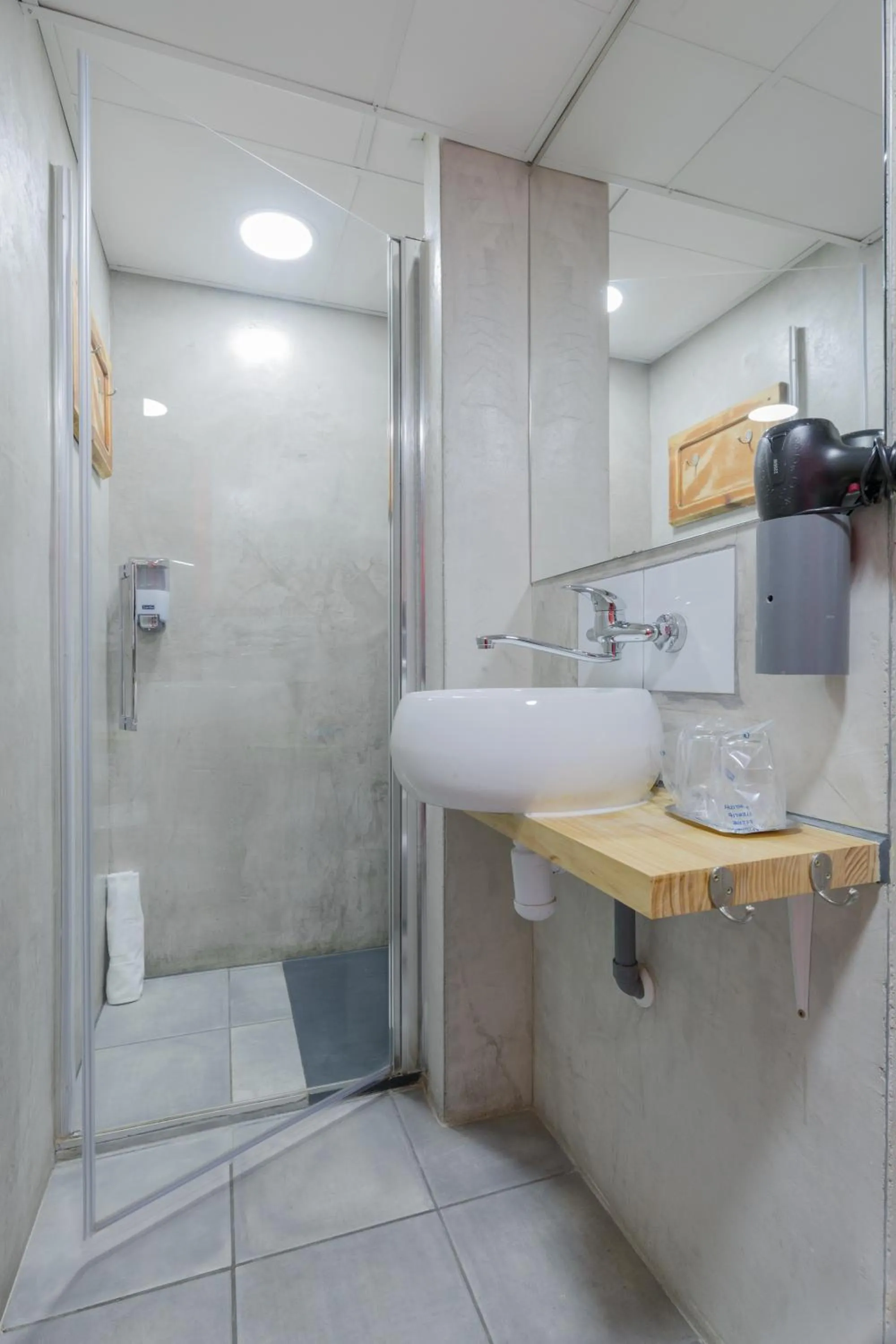 Bathroom in Tomate Rooms