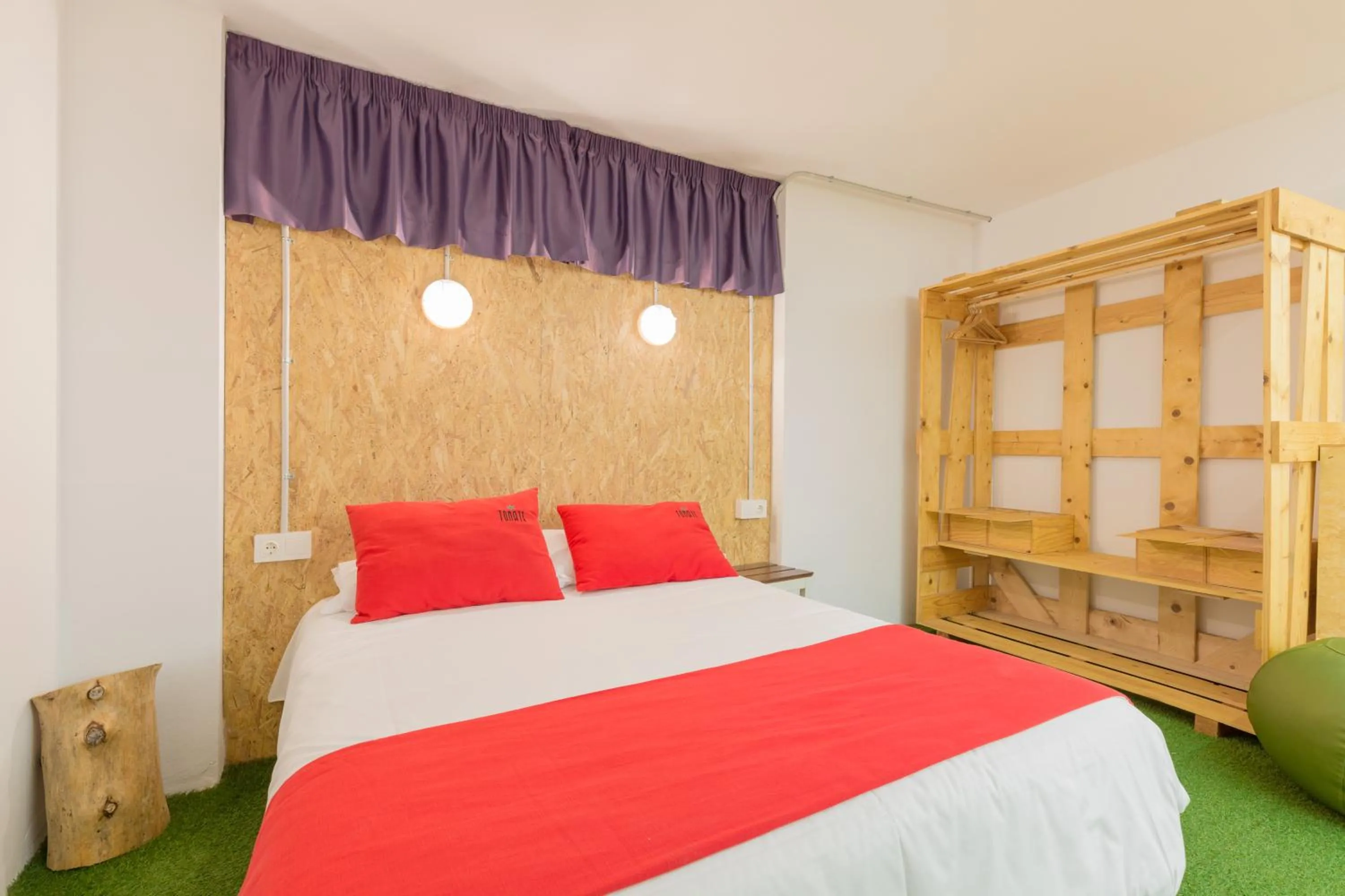 Bedroom, Bed in Tomate Rooms