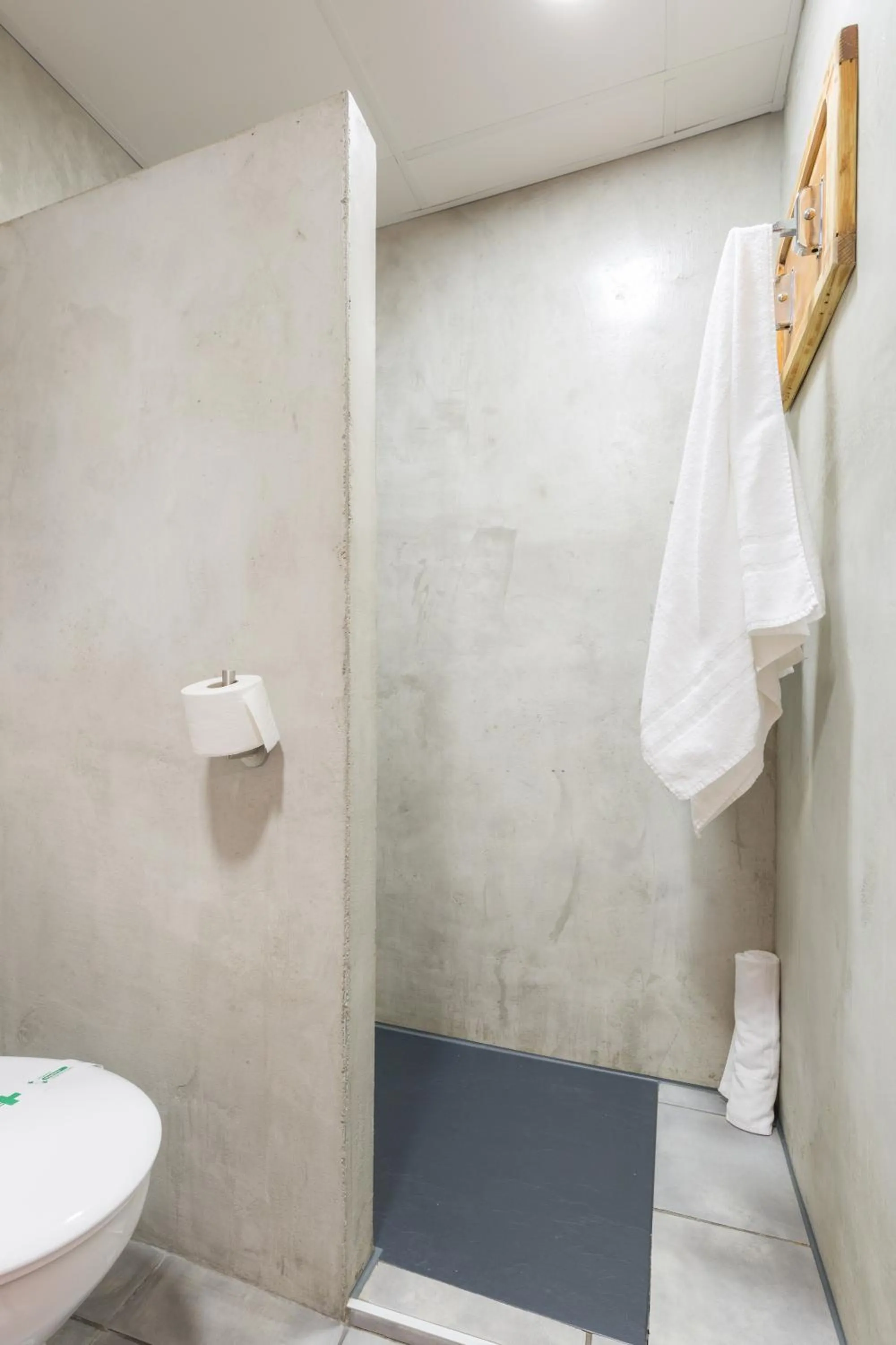Shower in Tomate Rooms