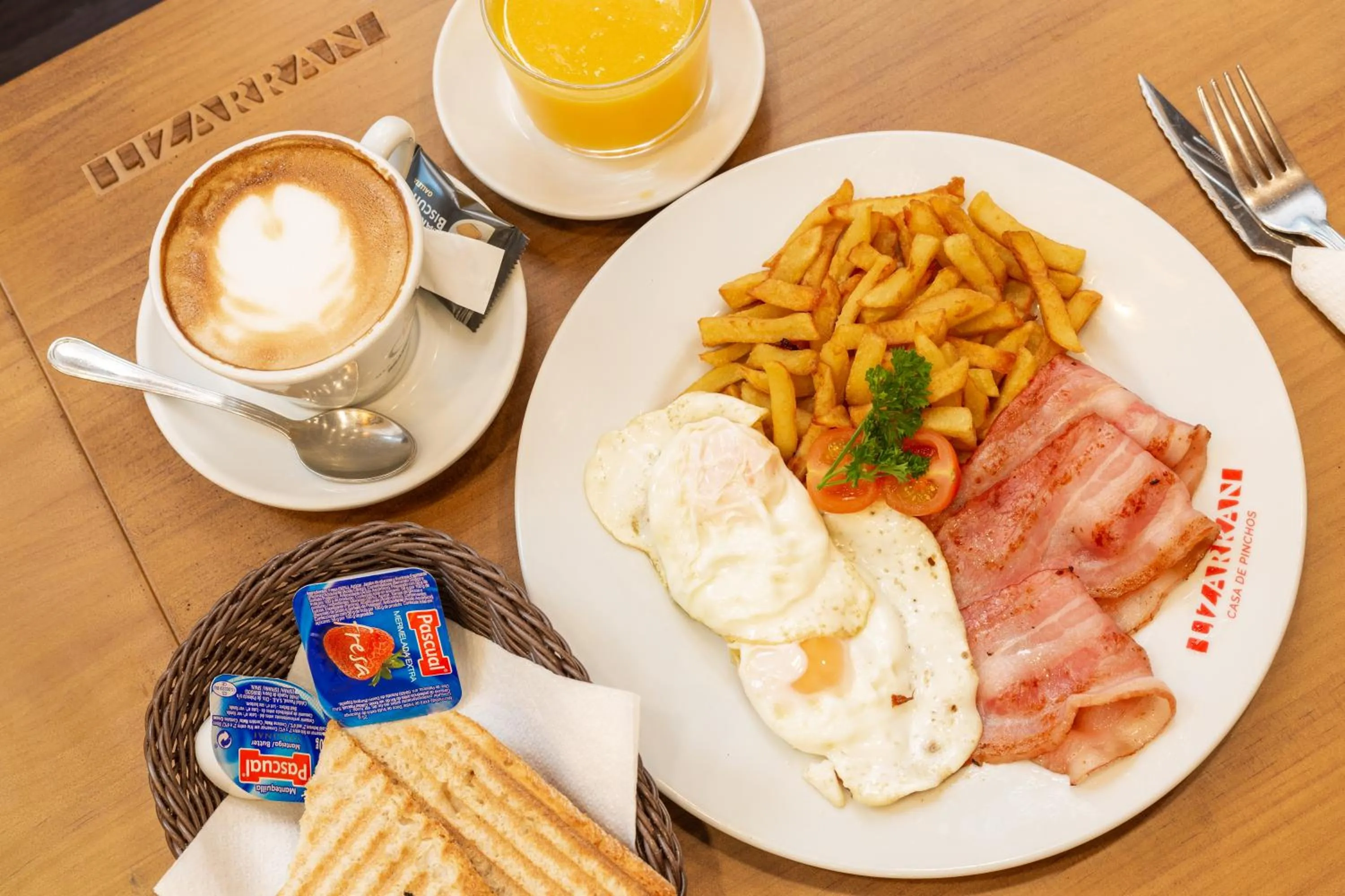 American breakfast in Tomate Rooms