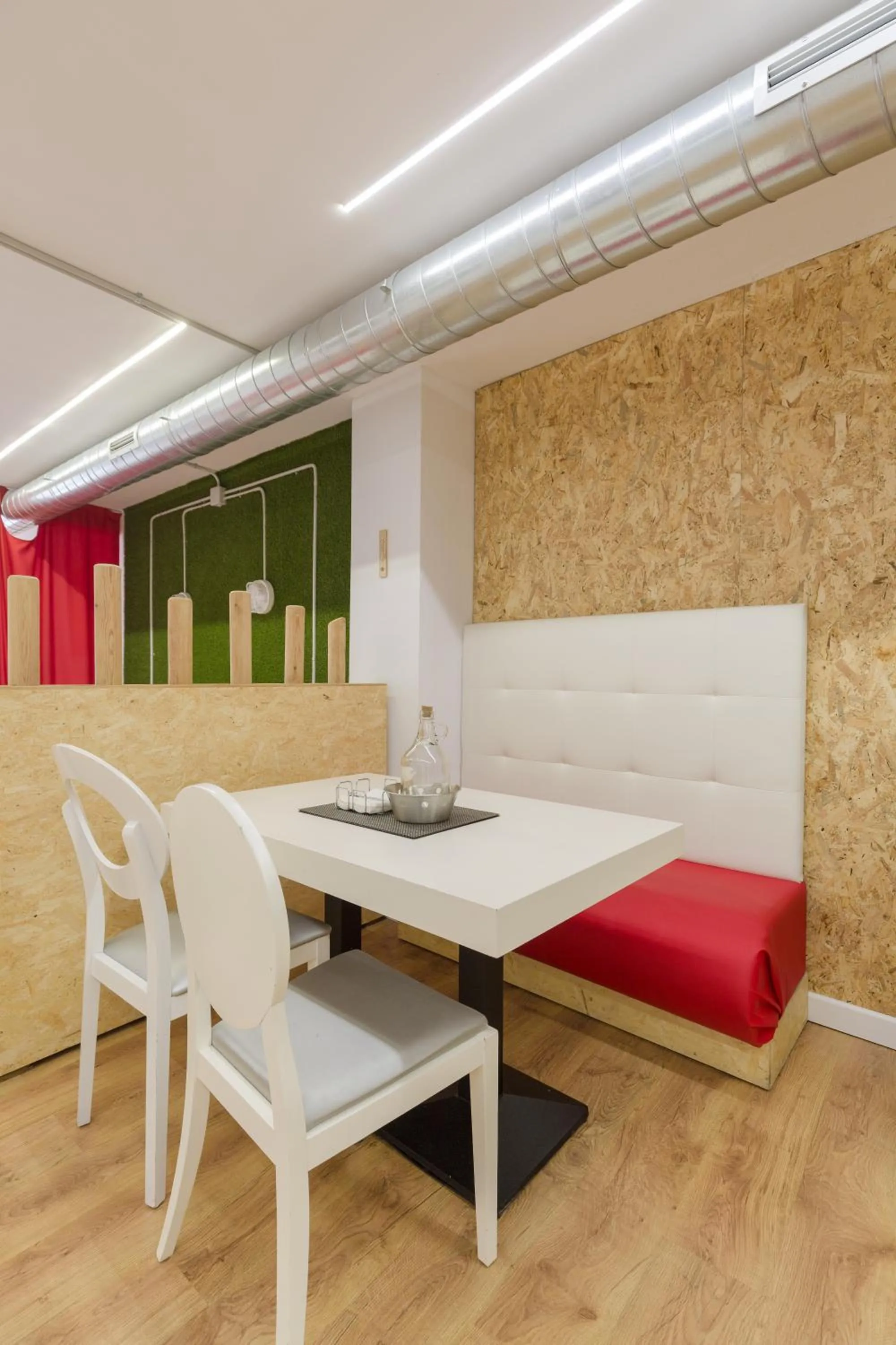 Dining area in Tomate Rooms