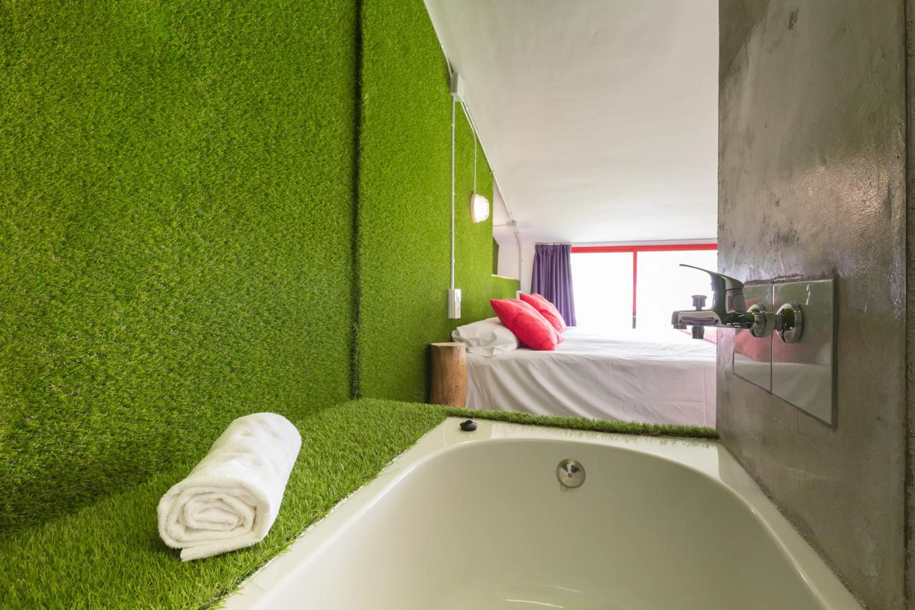 Bathroom, Bed in Tomate Rooms