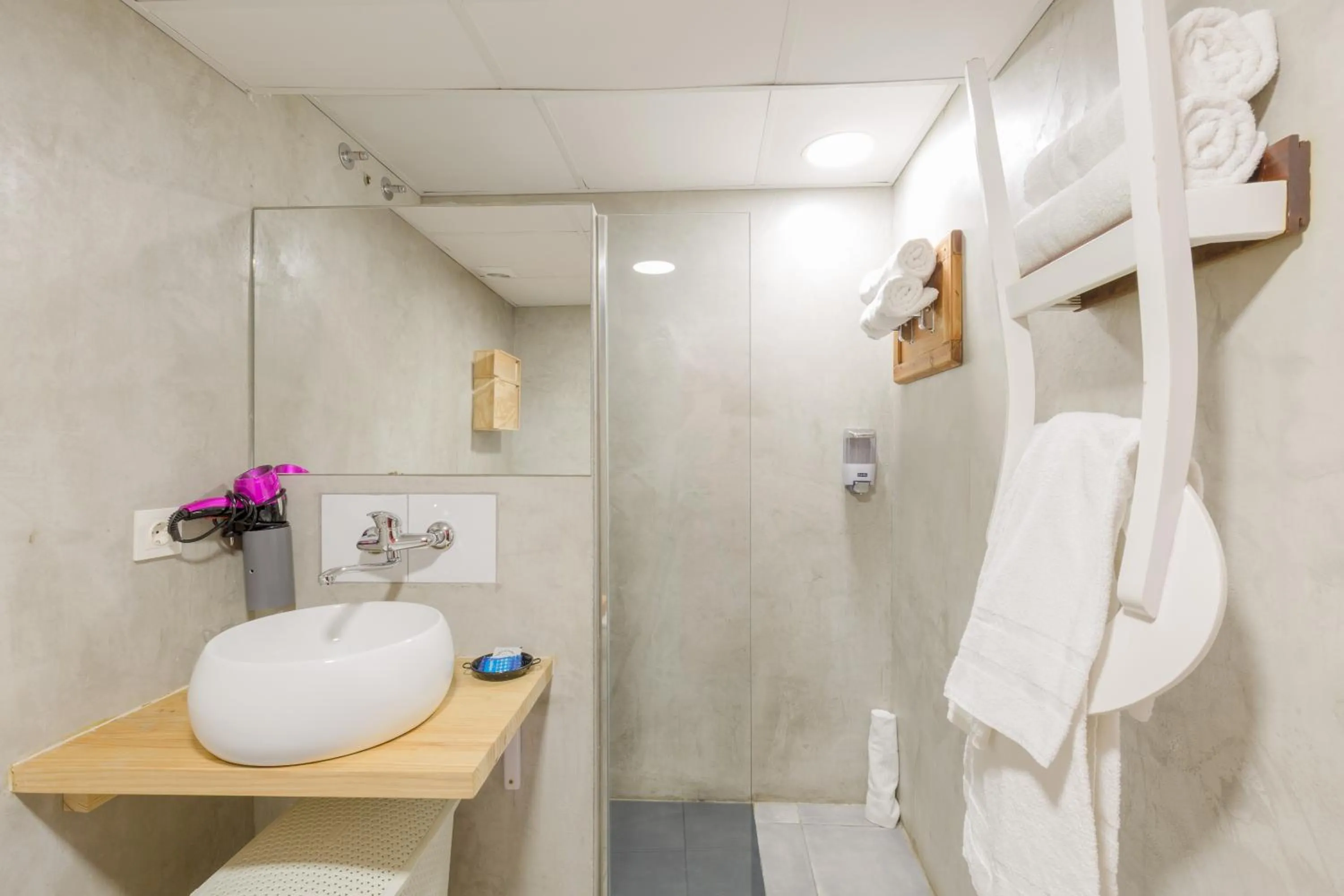Shower in Tomate Rooms