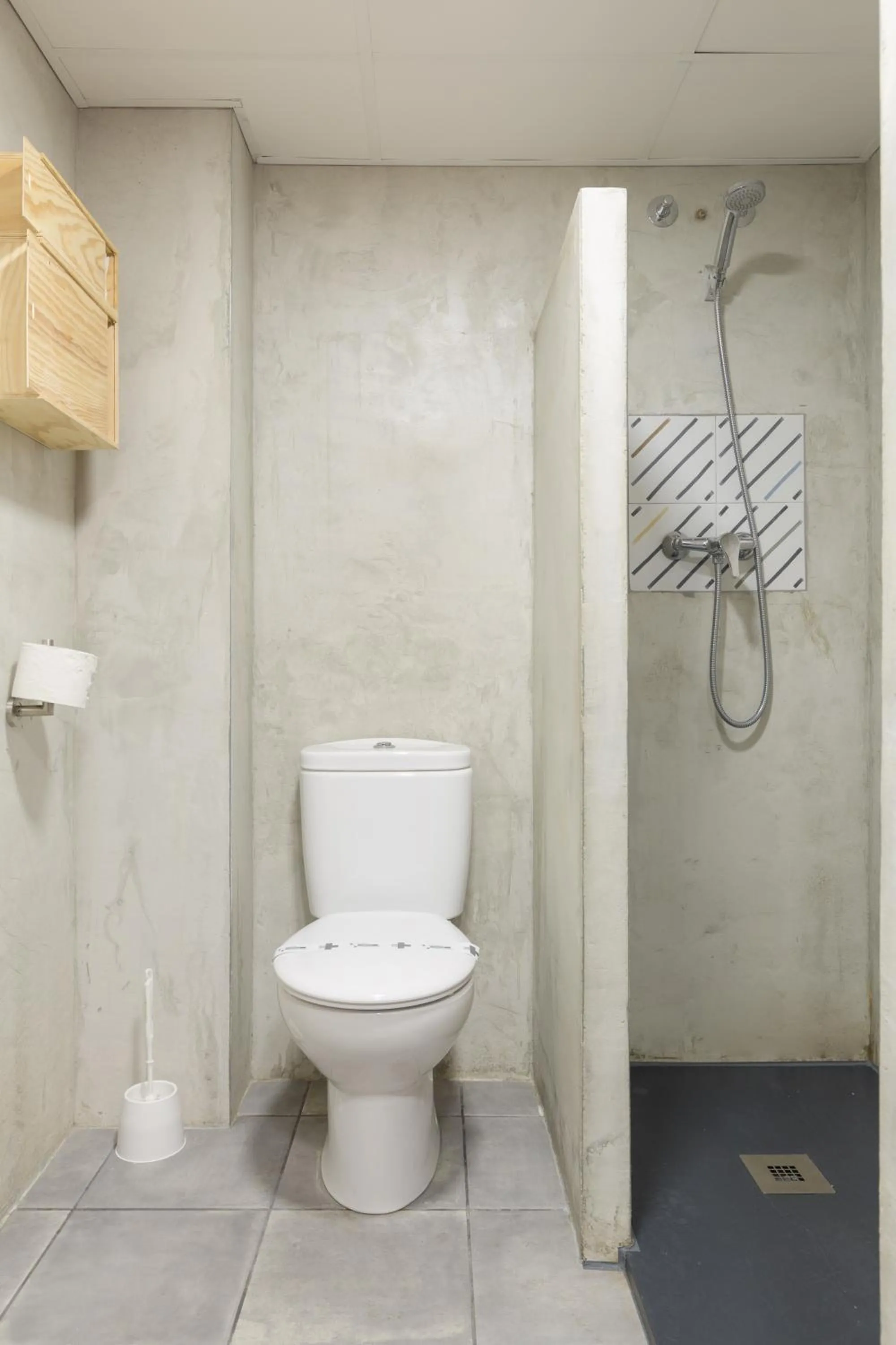 Shower in Tomate Rooms