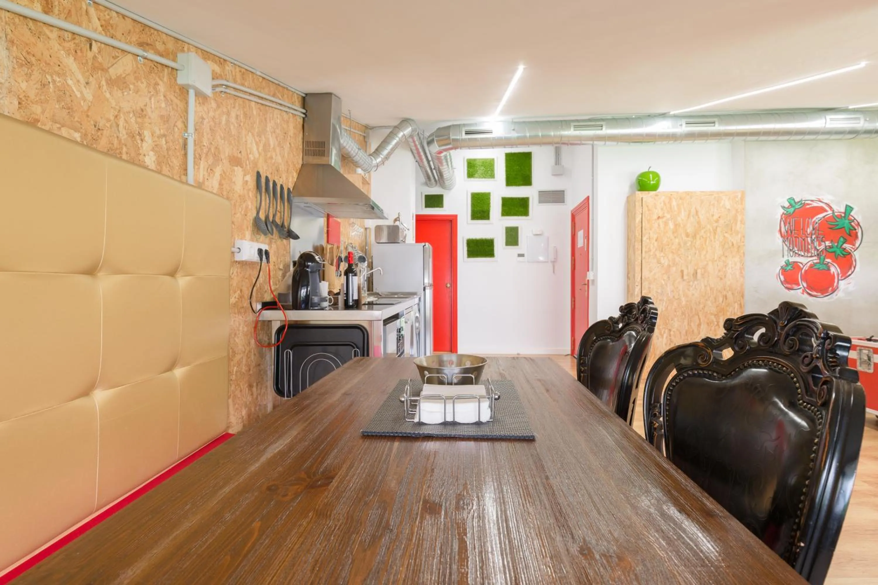 Dining area in Tomate Rooms