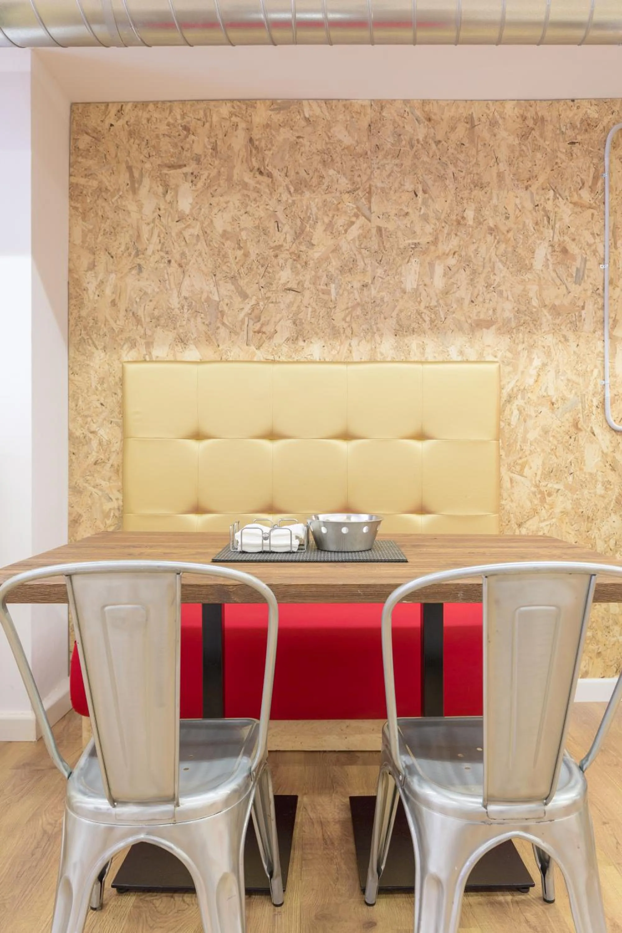 Dining area in Tomate Rooms