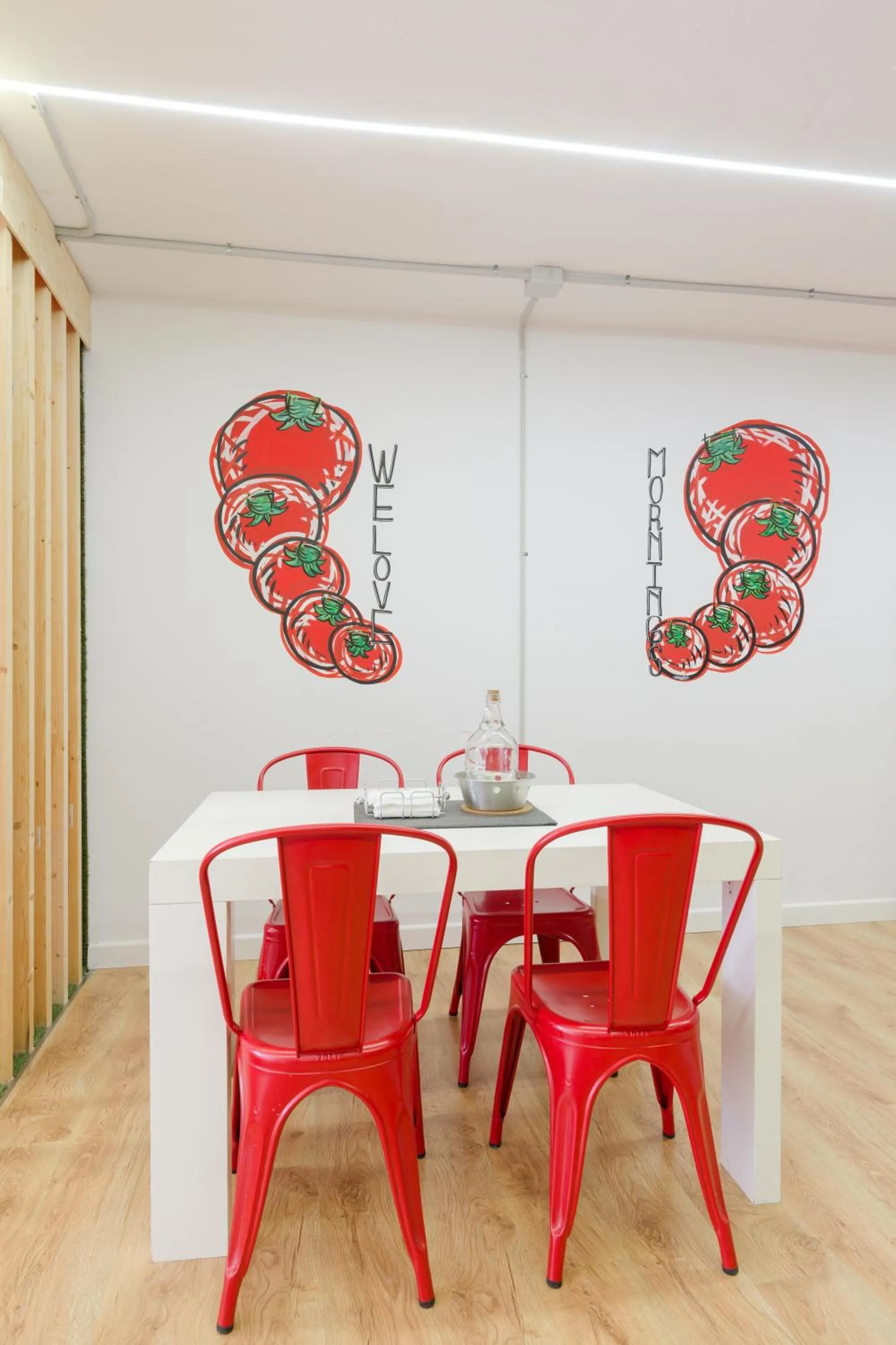 Dining area in Tomate Rooms