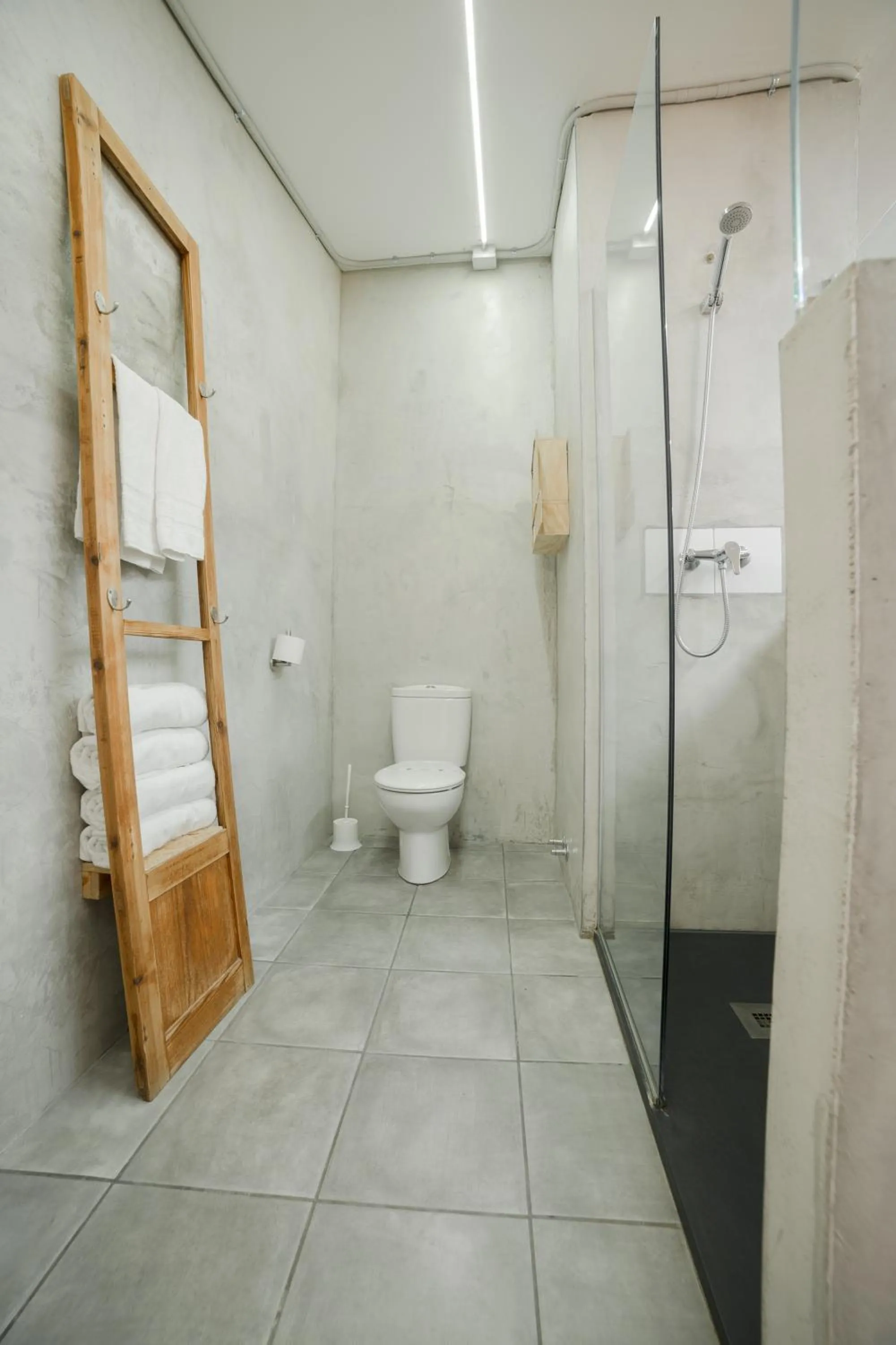 Shower in Tomate Rooms