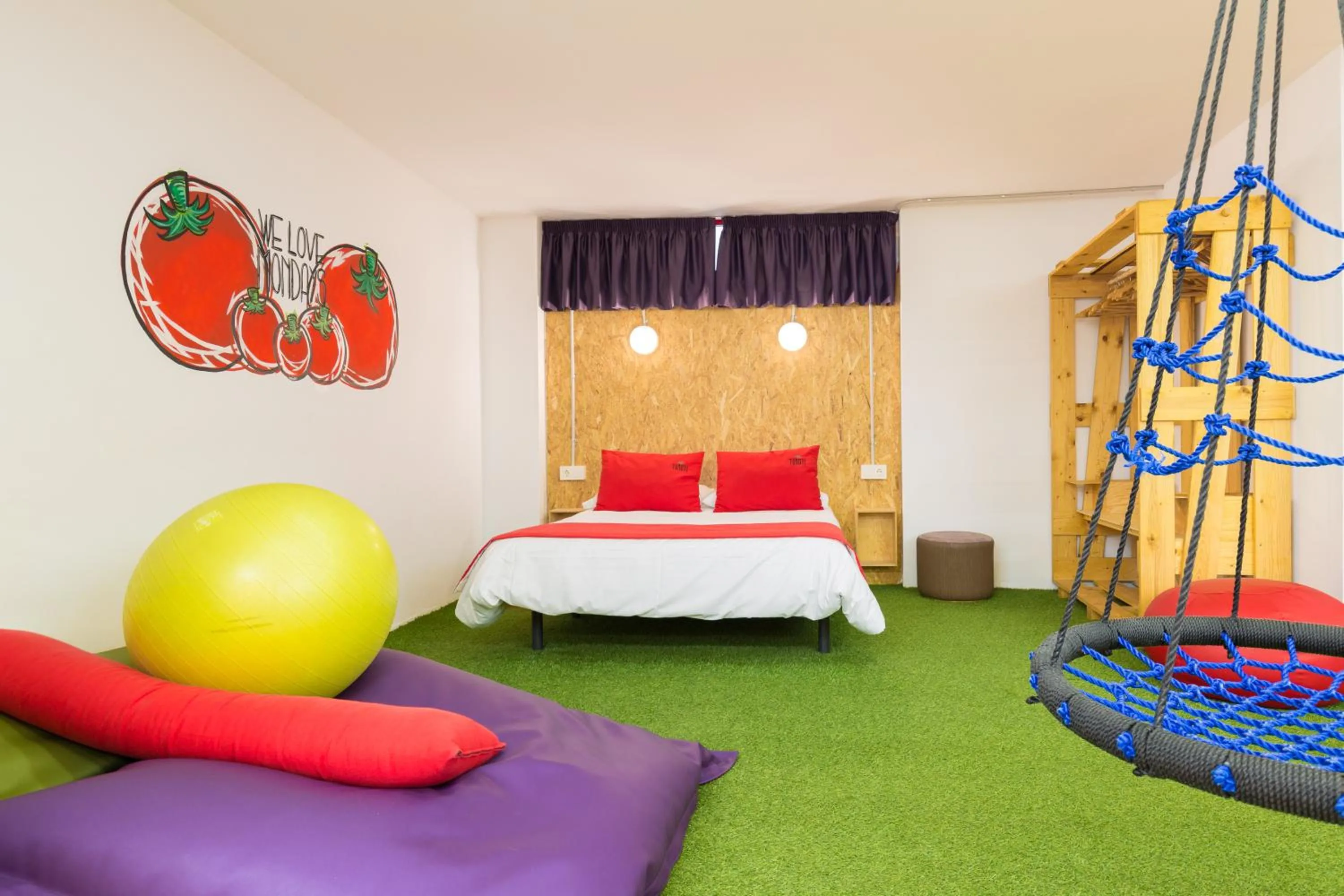 Bed in Tomate Rooms