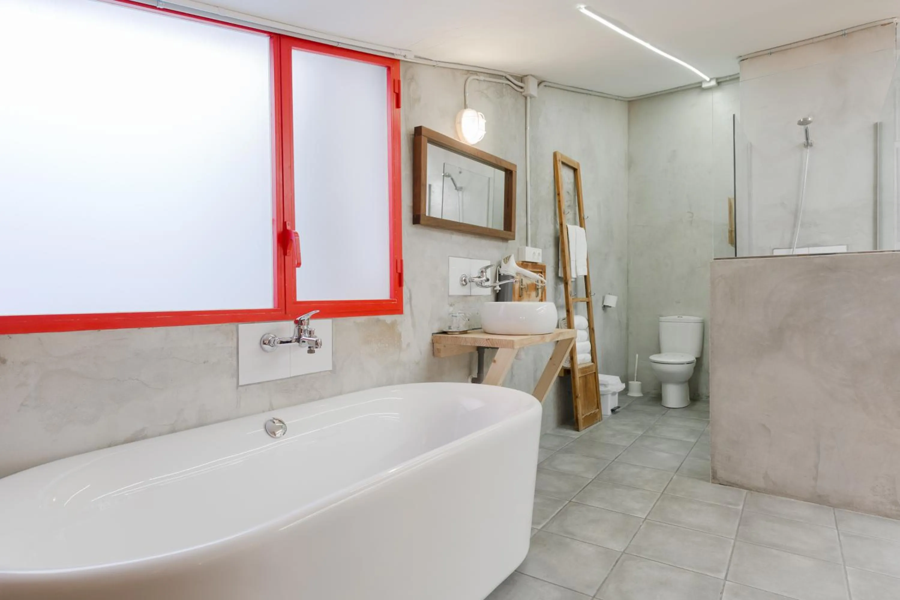 Shower in Tomate Rooms