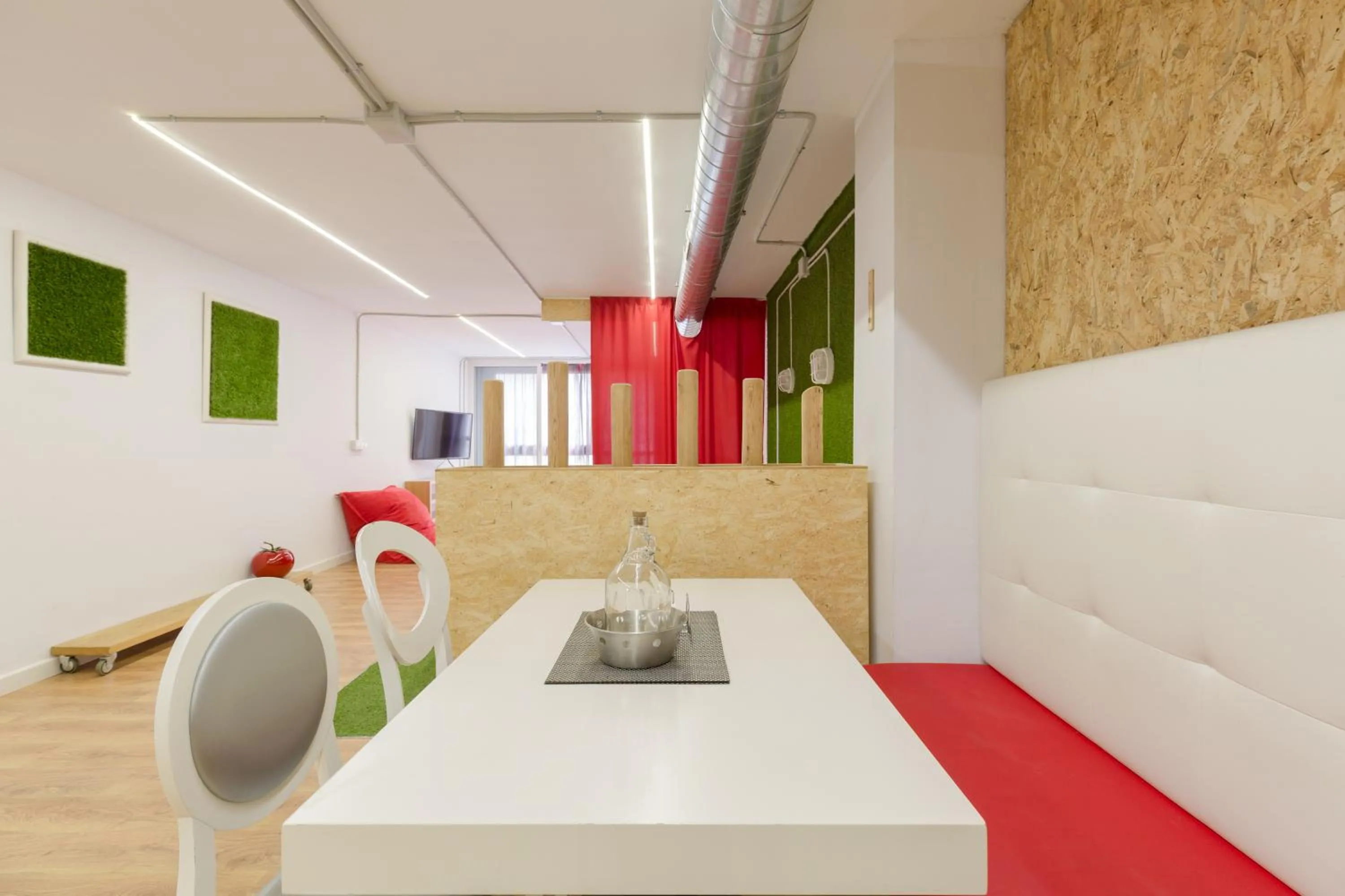 Dining area in Tomate Rooms
